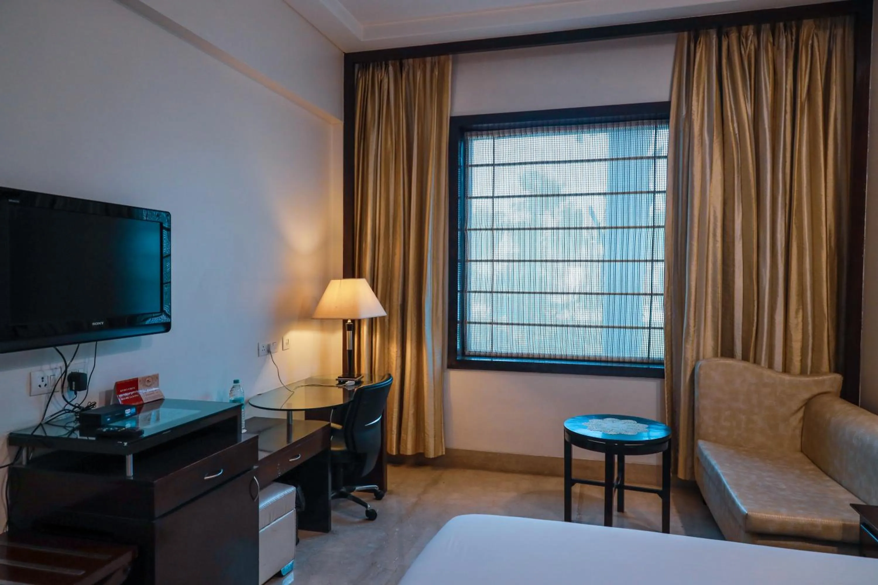 TV and multimedia, Bed in Hotel Airport Residency