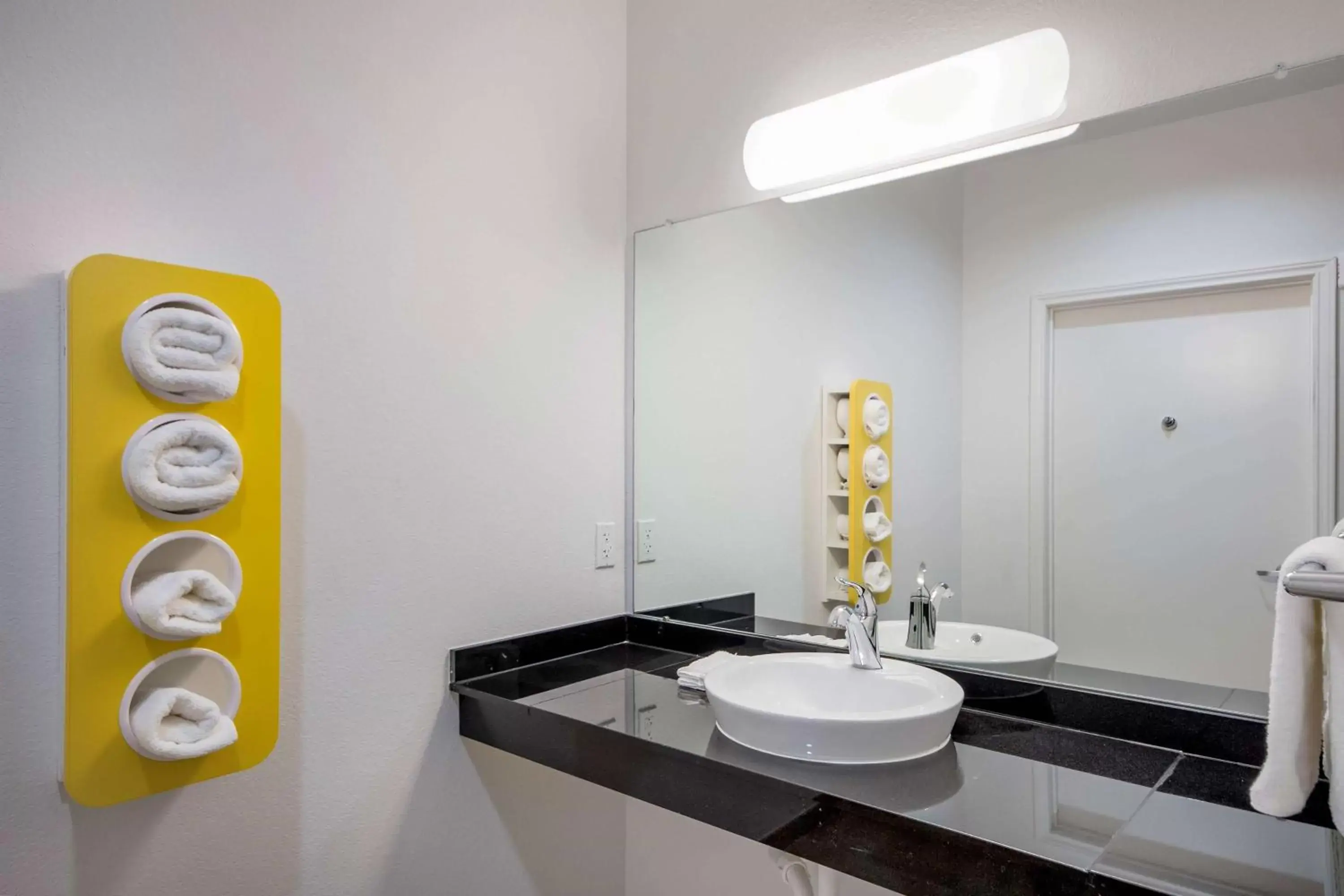 Queen Room with Two Queen Beds - Smoking in Motel 6-Channelview, TX Queen Room with Two Queen Beds - Smoking in Motel 6-Channelview, TX