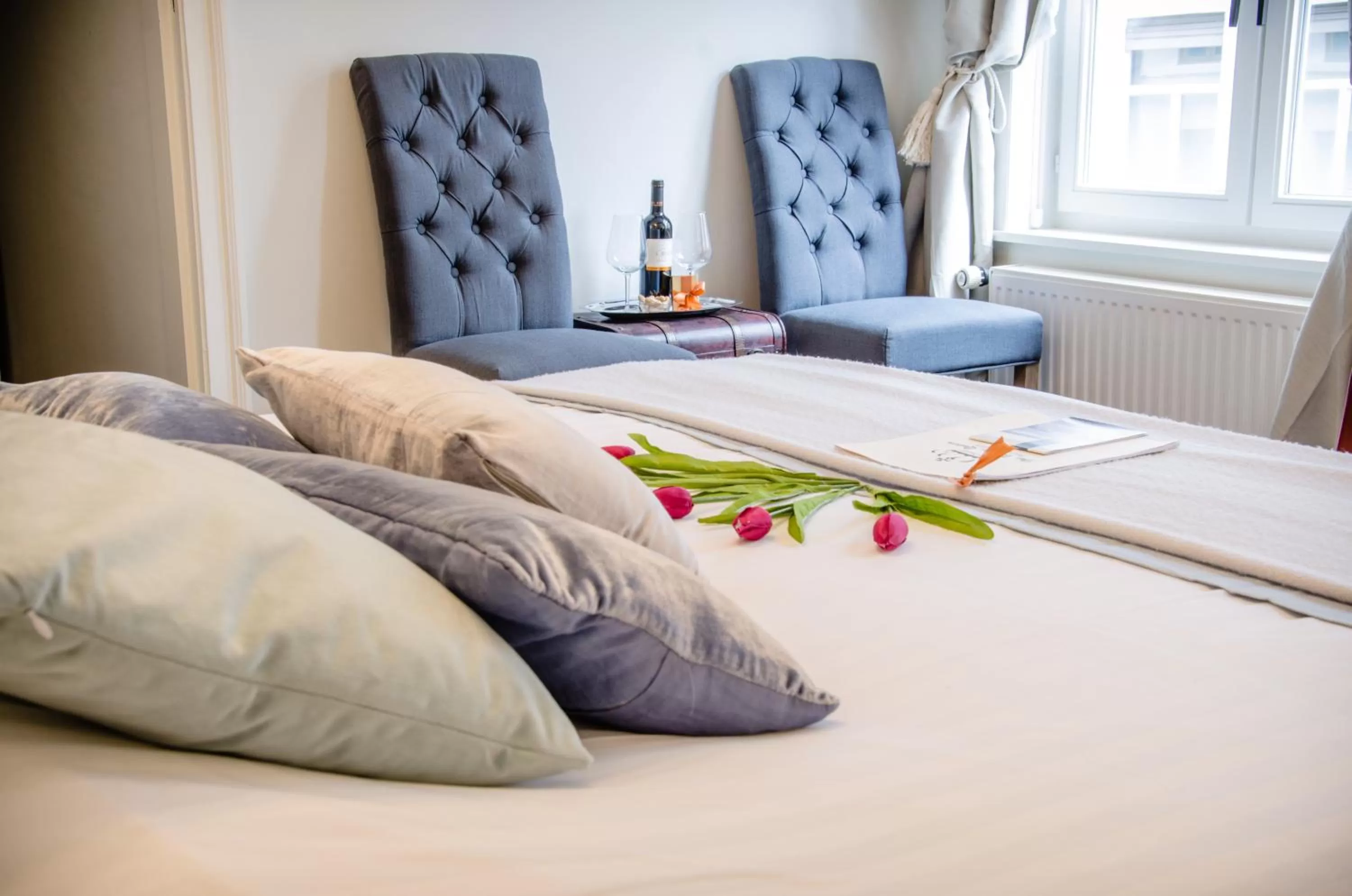 Seating area, Bed in The White Queen B&B