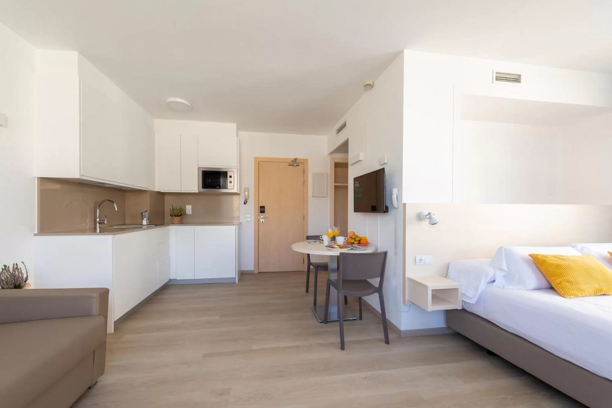 Kitchen or kitchenette, Bed in Atenea Park Suites & Apartments