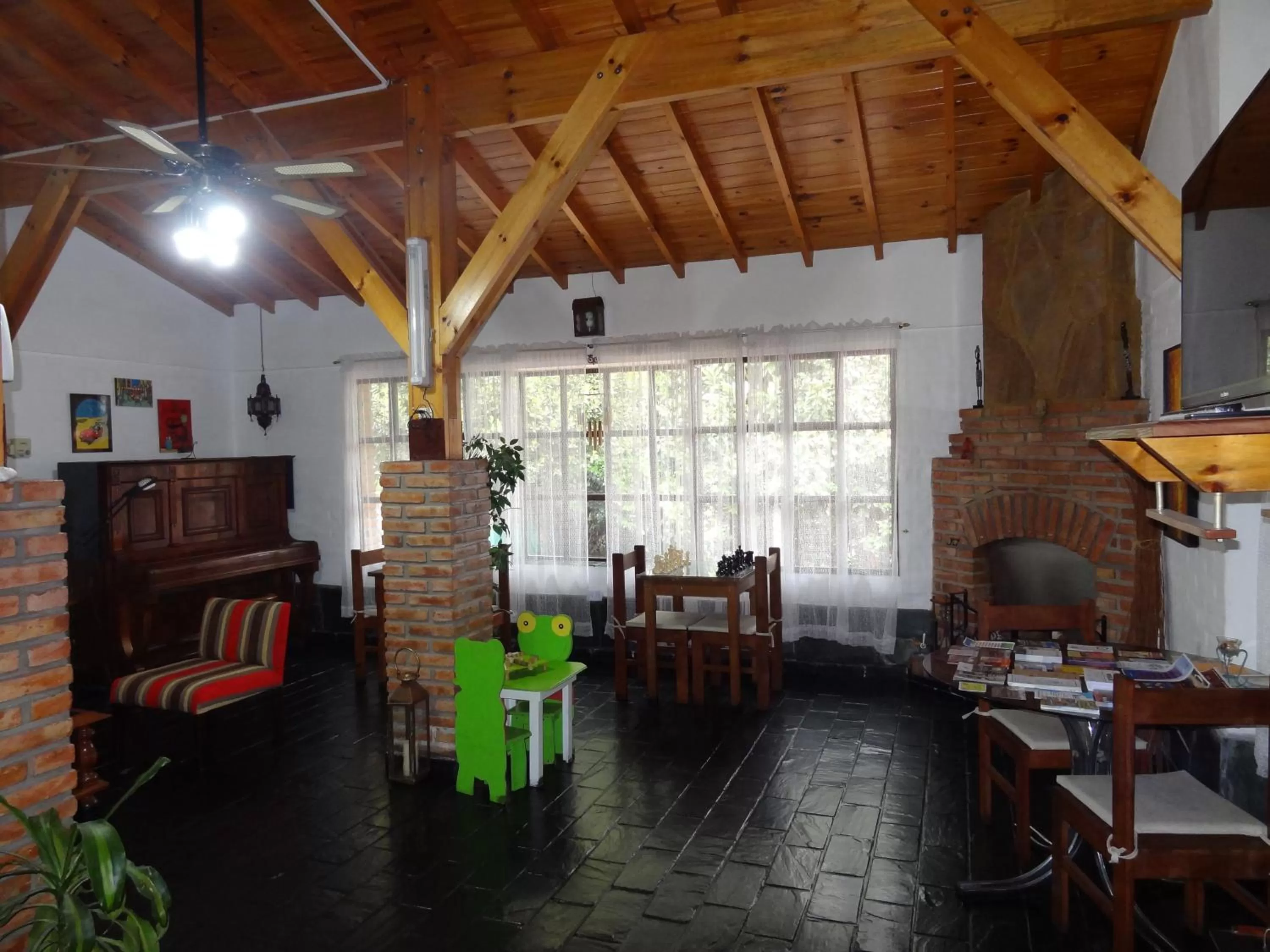 Communal lounge/ TV room in Hostería Lida