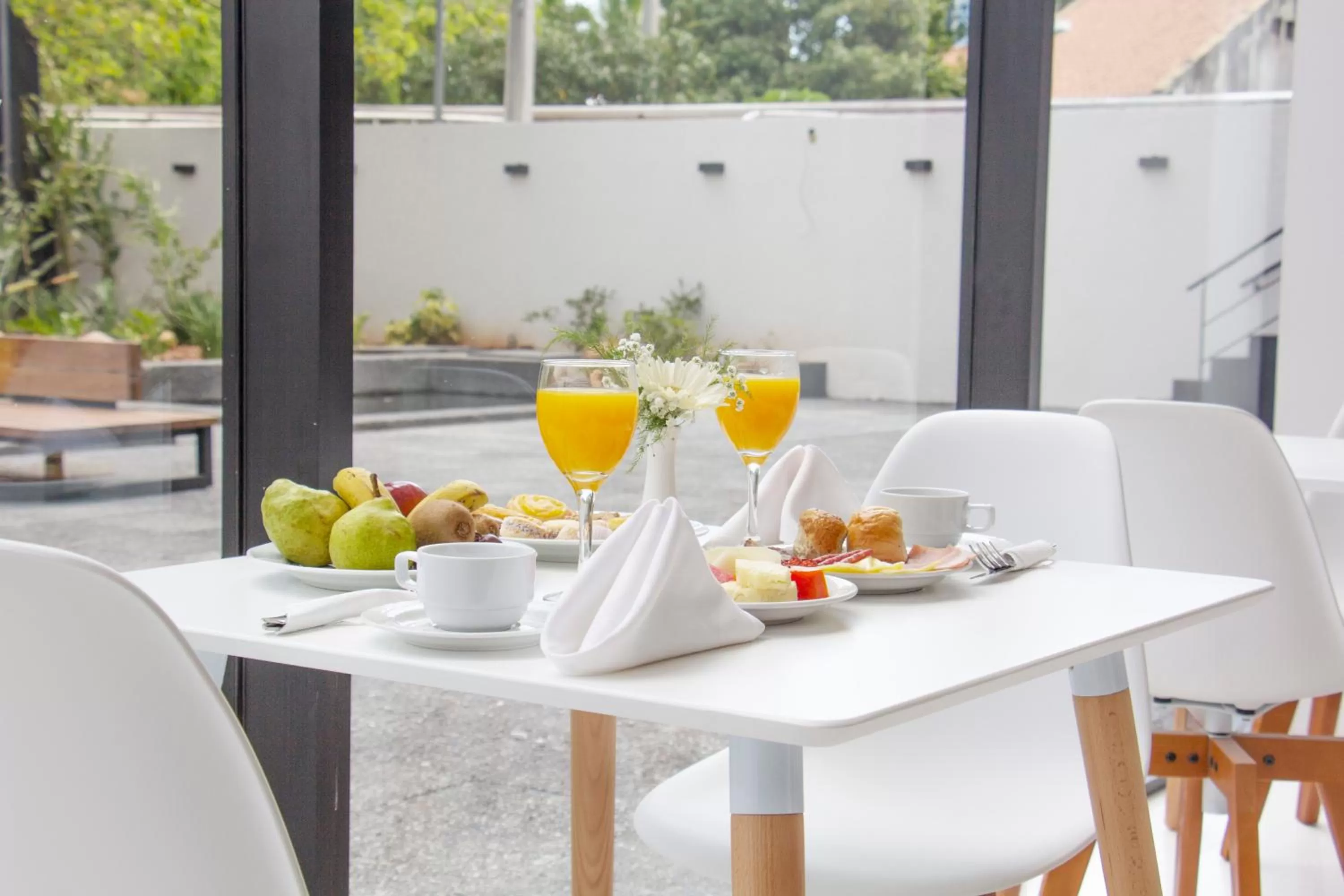 Buffet breakfast in Esplendor by Wyndham Asuncion