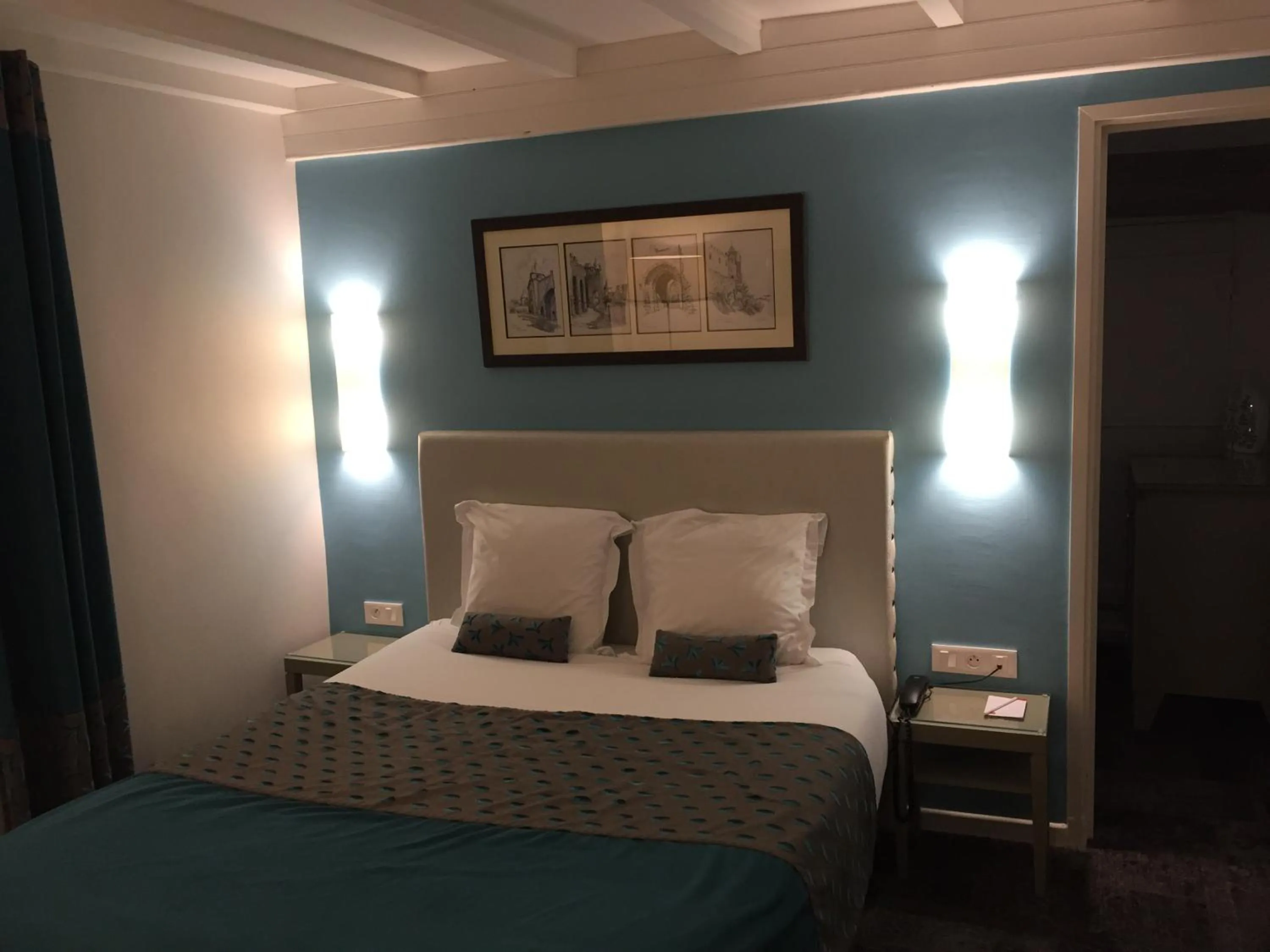 Photo of the whole room, Bed in Hotel Du Pont Vieux