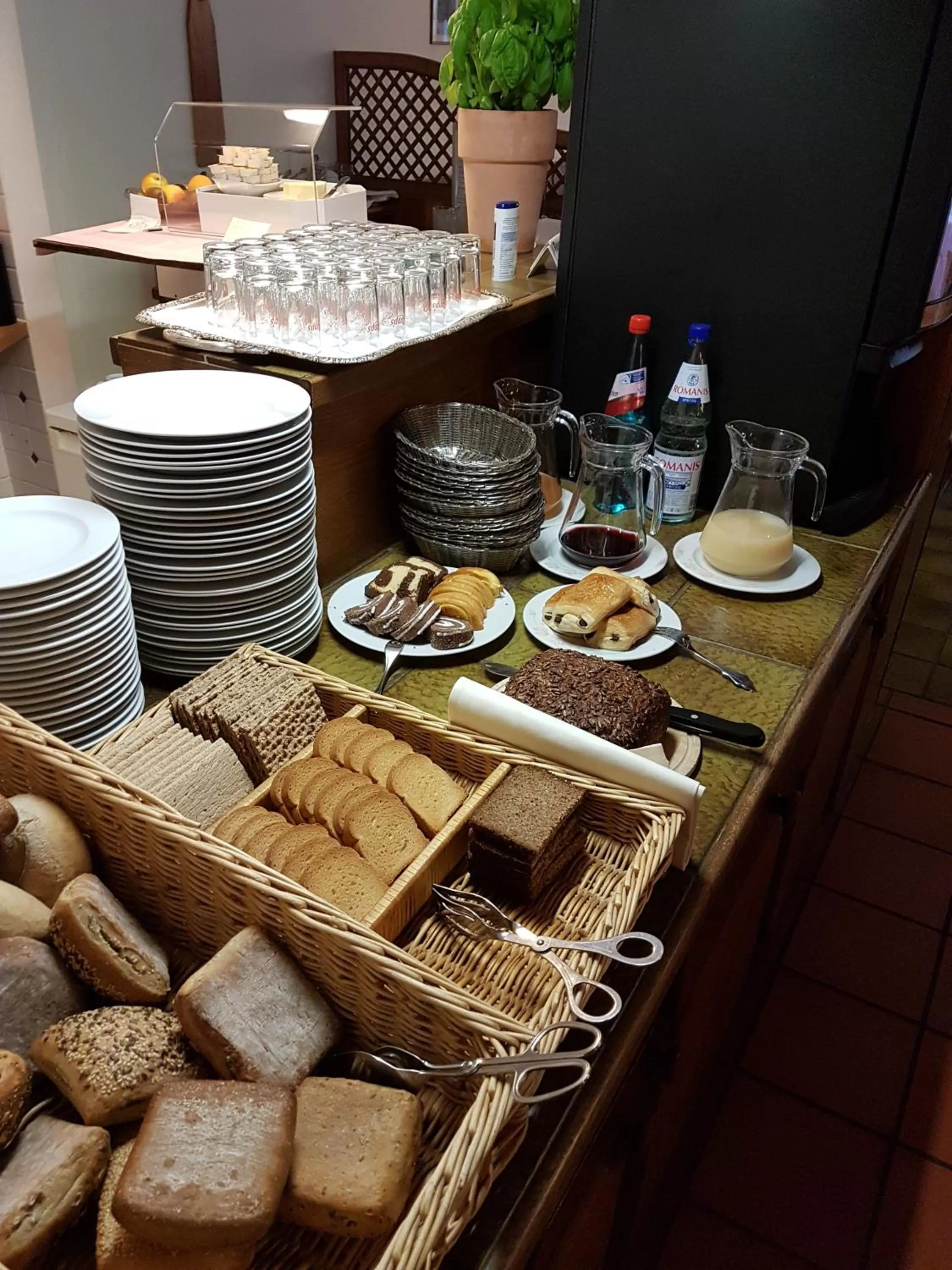 Buffet breakfast in Hotel Büchner Garni