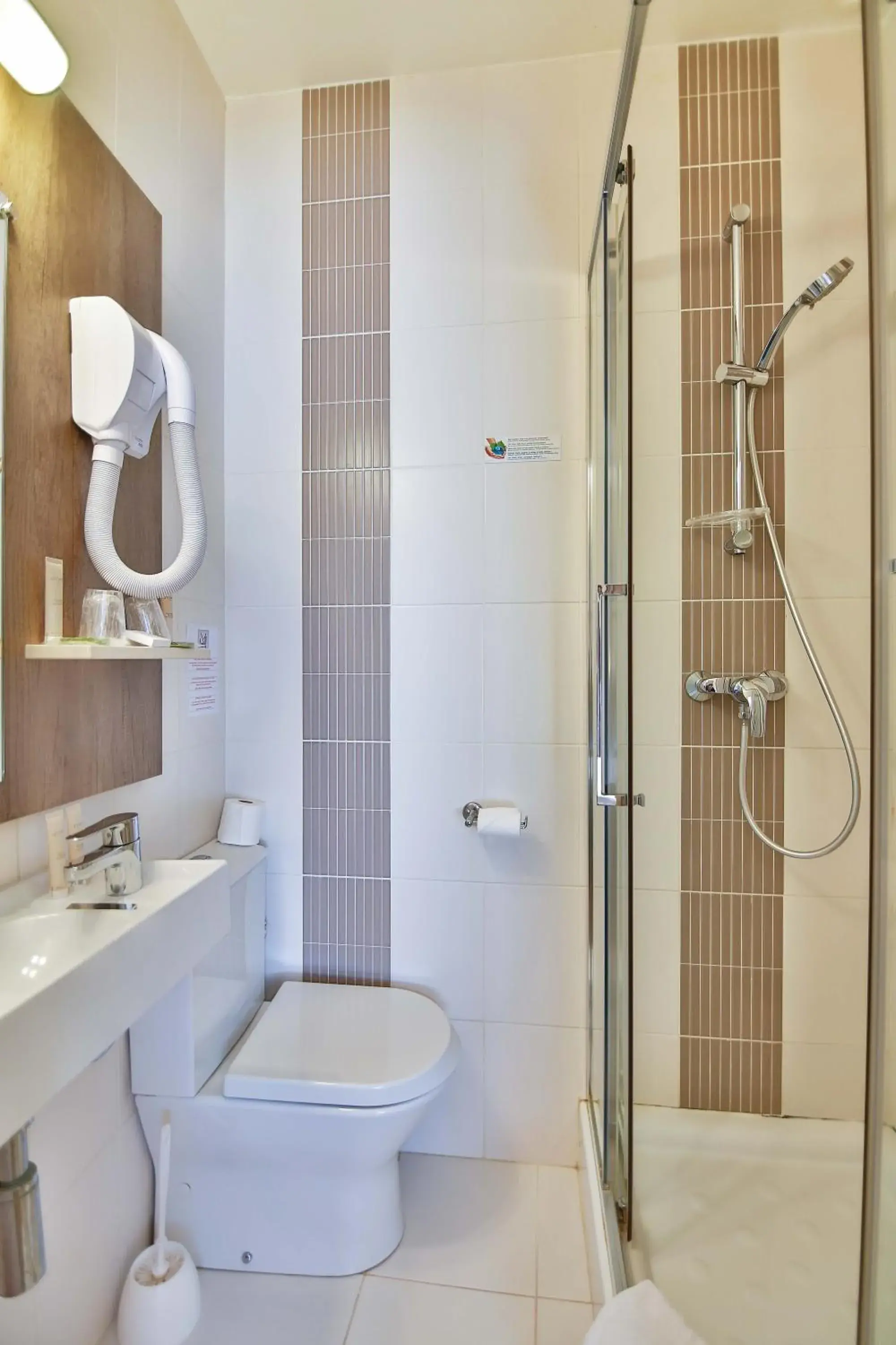 Small Standard Room in Hôtel Le Seize, Nice Centre Small Standard Room in Hôtel Le Seize, Nice Centre