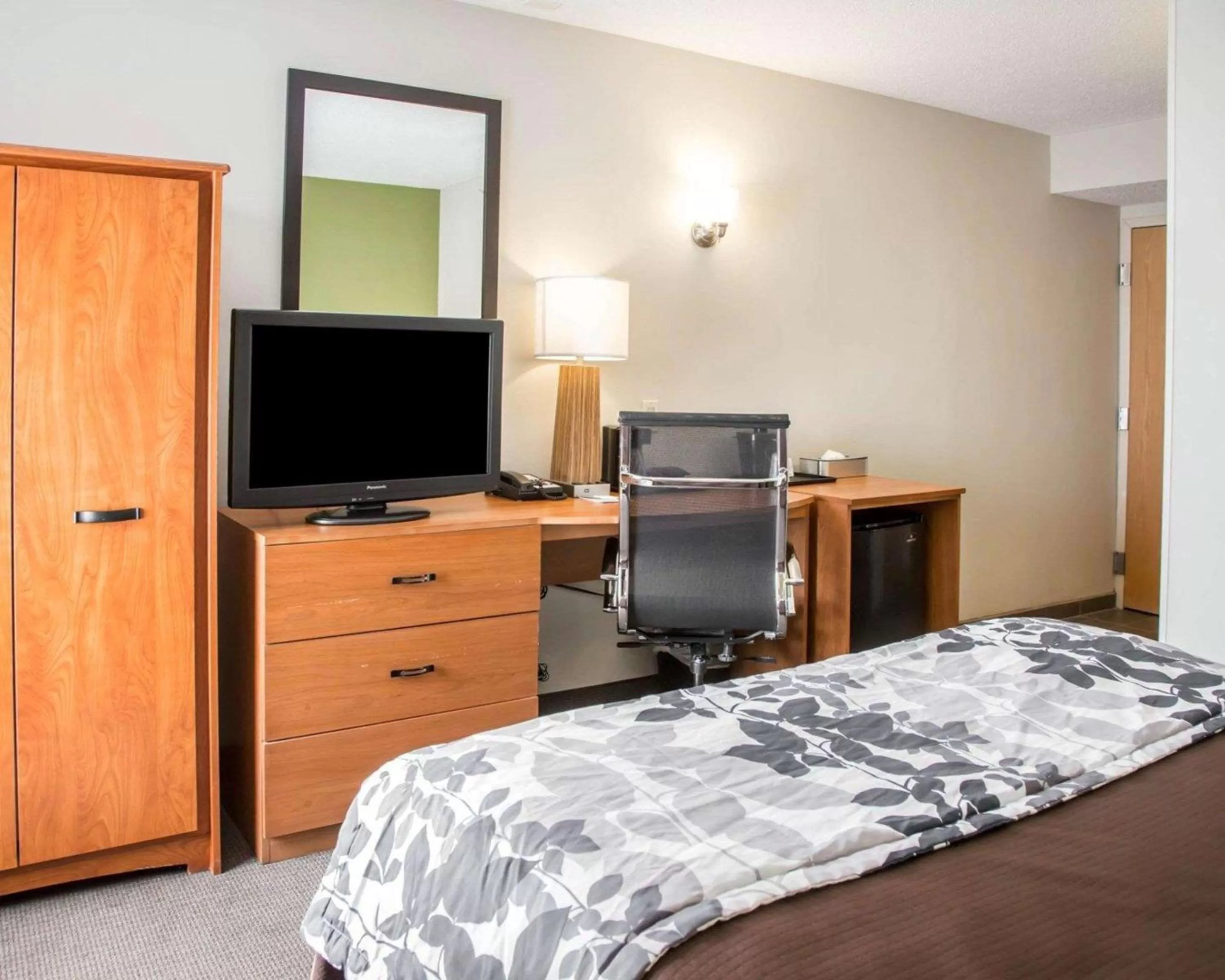 Photo of the whole room, Bed in Sleep Inn Midway Airport