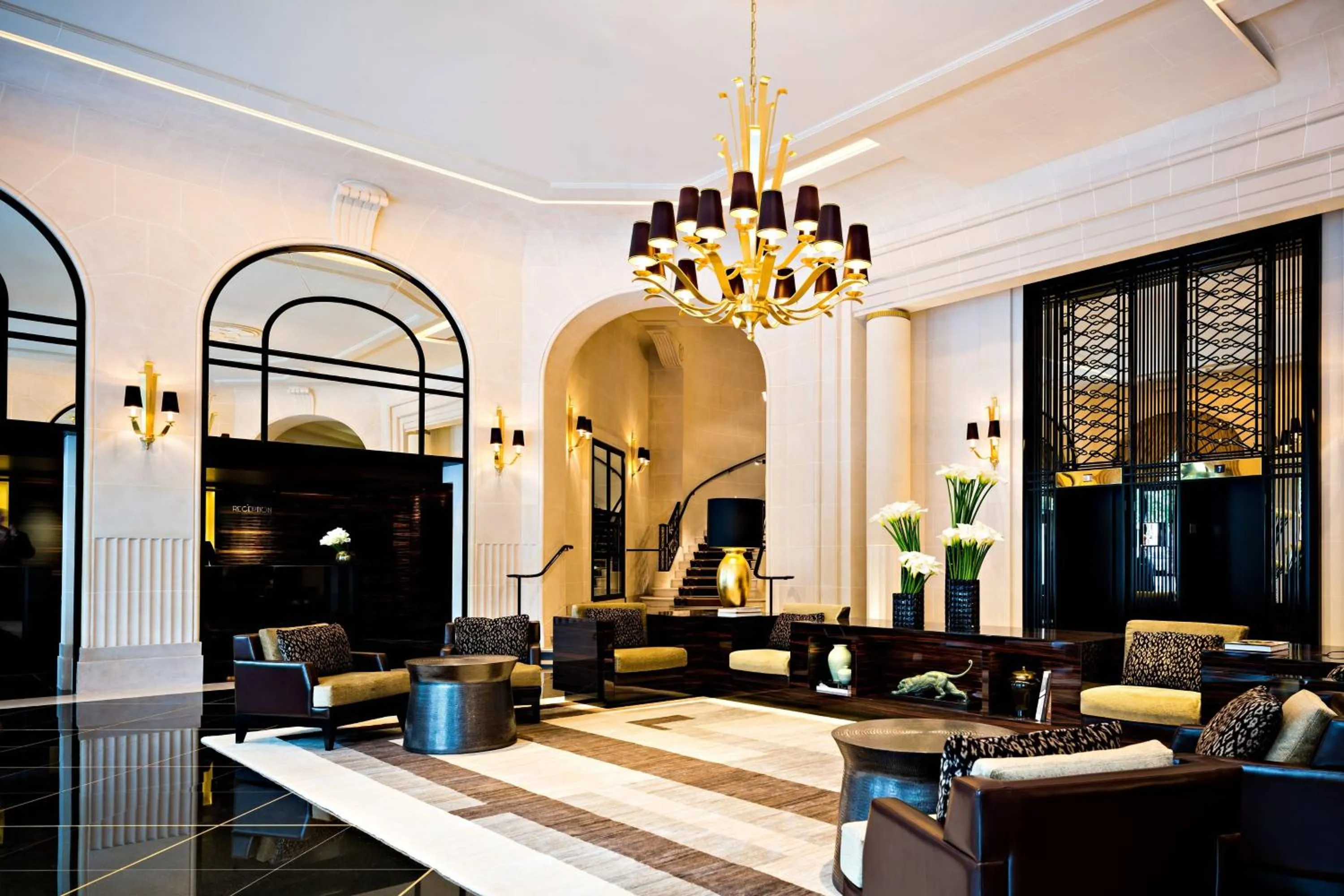 Lobby or reception in Prince de Galles, a Luxury Collection hotel, Paris