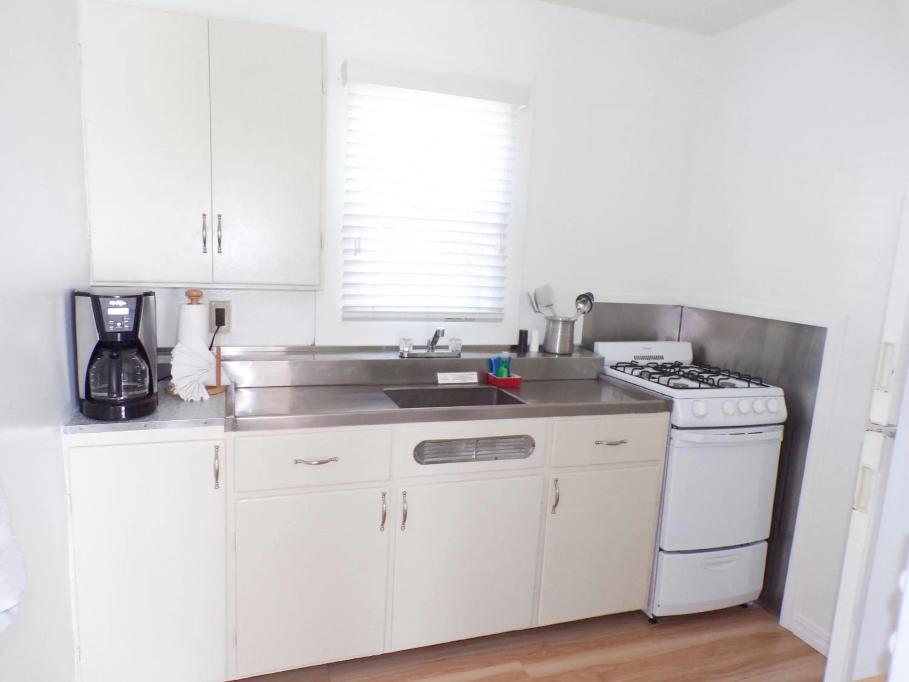 Kitchen or kitchenette in Shoreline Cottages