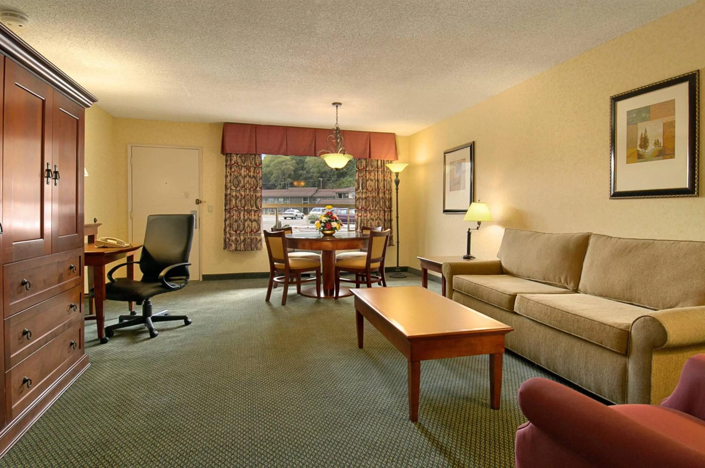 TV and multimedia in Red Lion Hotel Coos Bay
