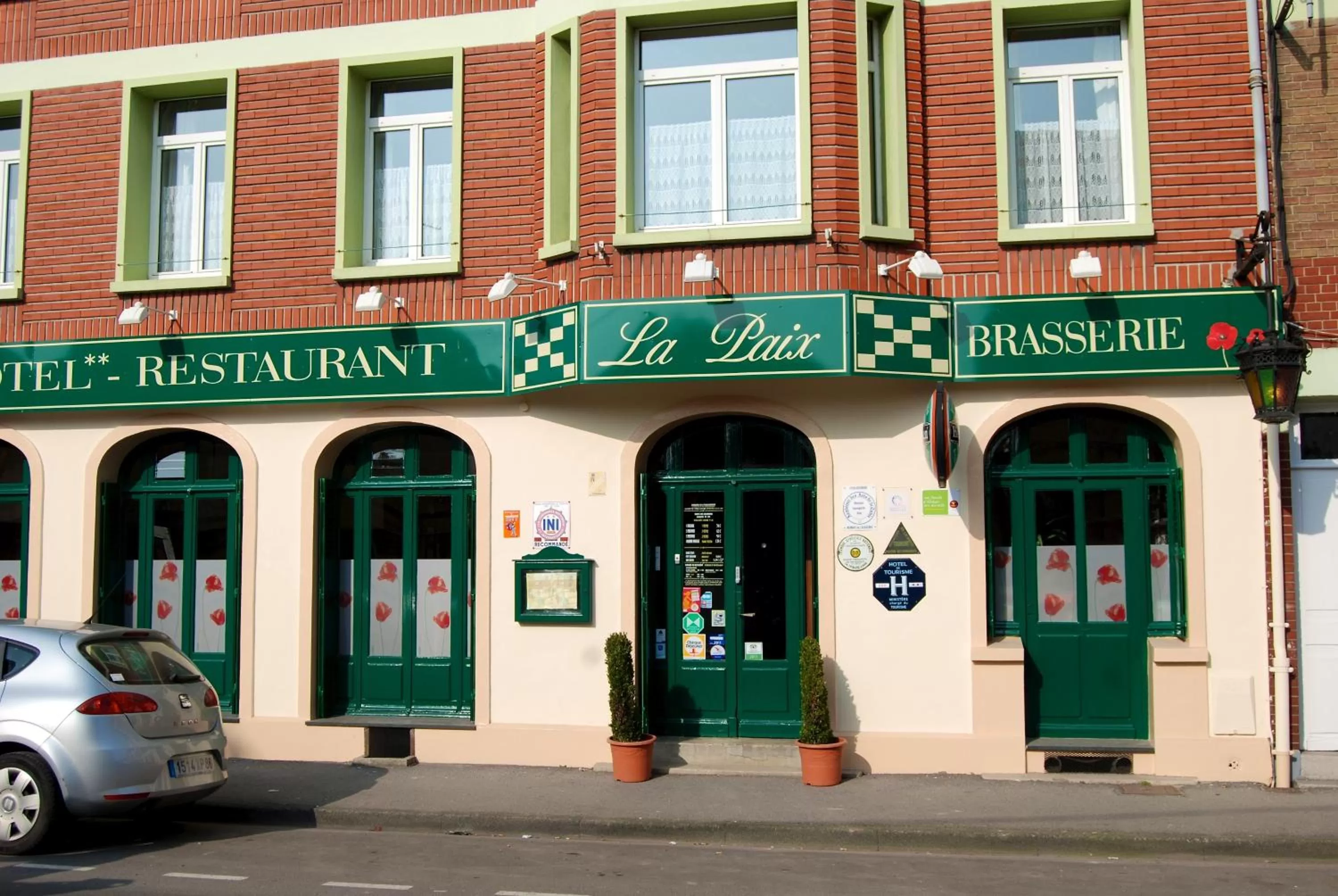 Facade/entrance in Hotel De La Paix