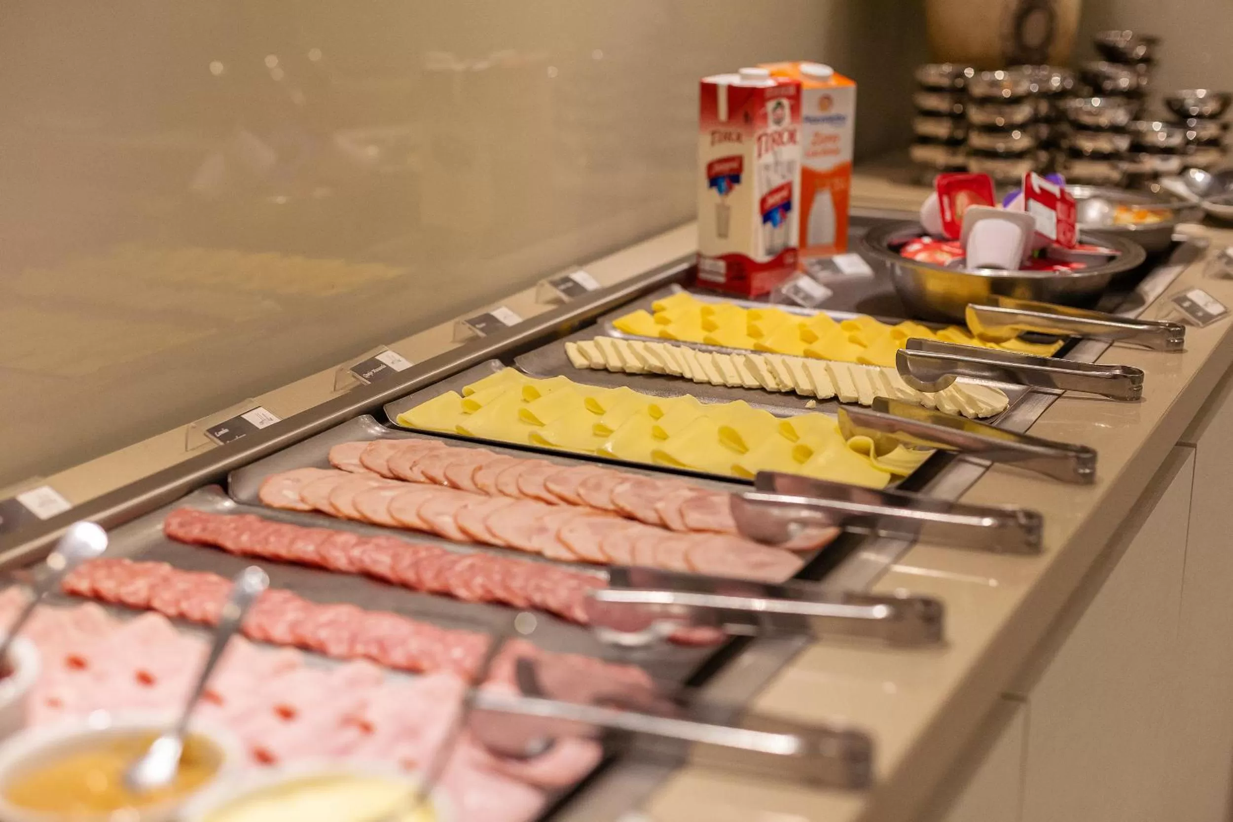 Buffet breakfast in Tri Hotel Executive Brusque