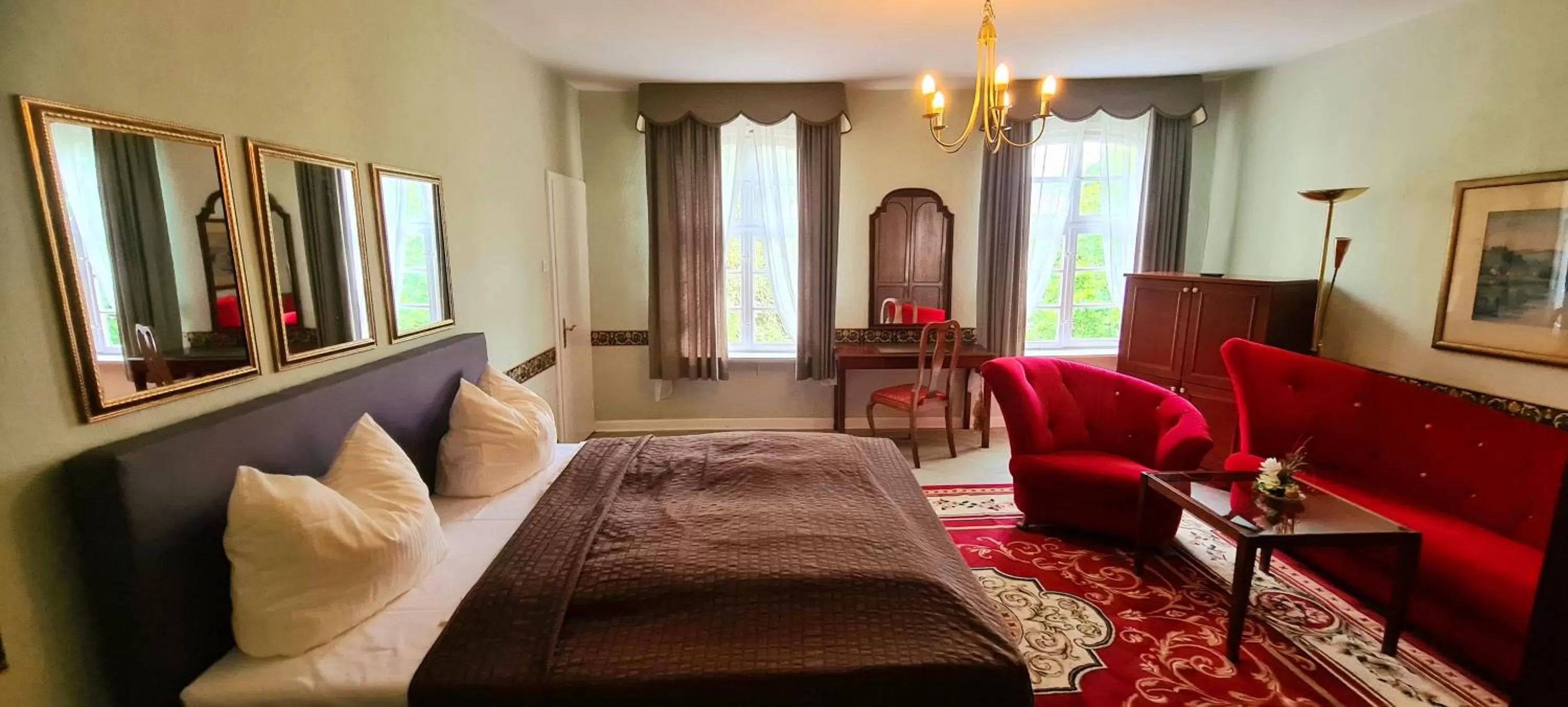 Photo of the whole room, Bed in Historisches Hotel zum Schwan