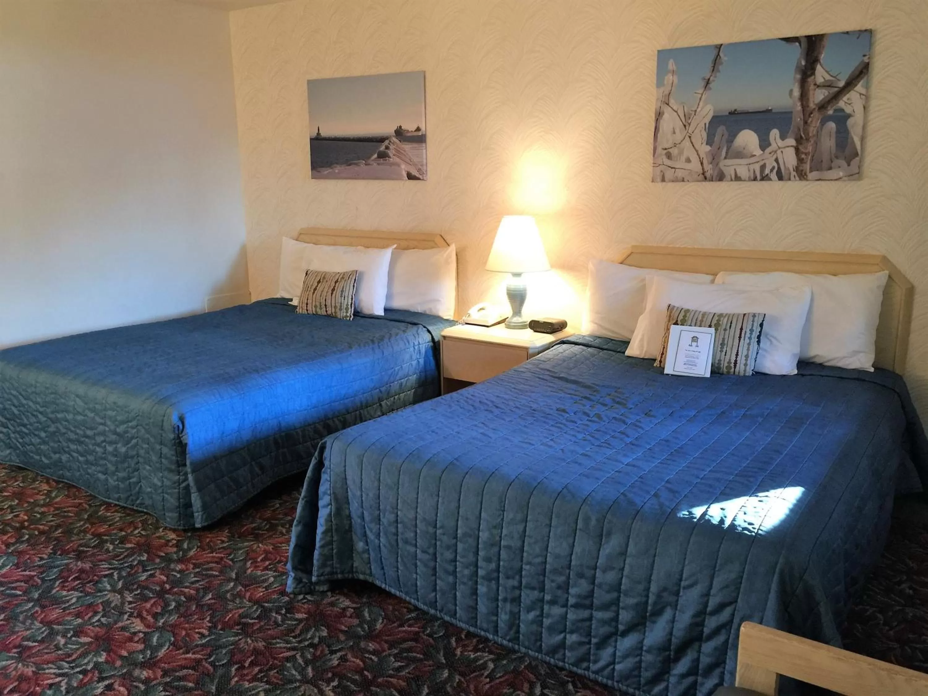 Bed in Cedar Motor Inn