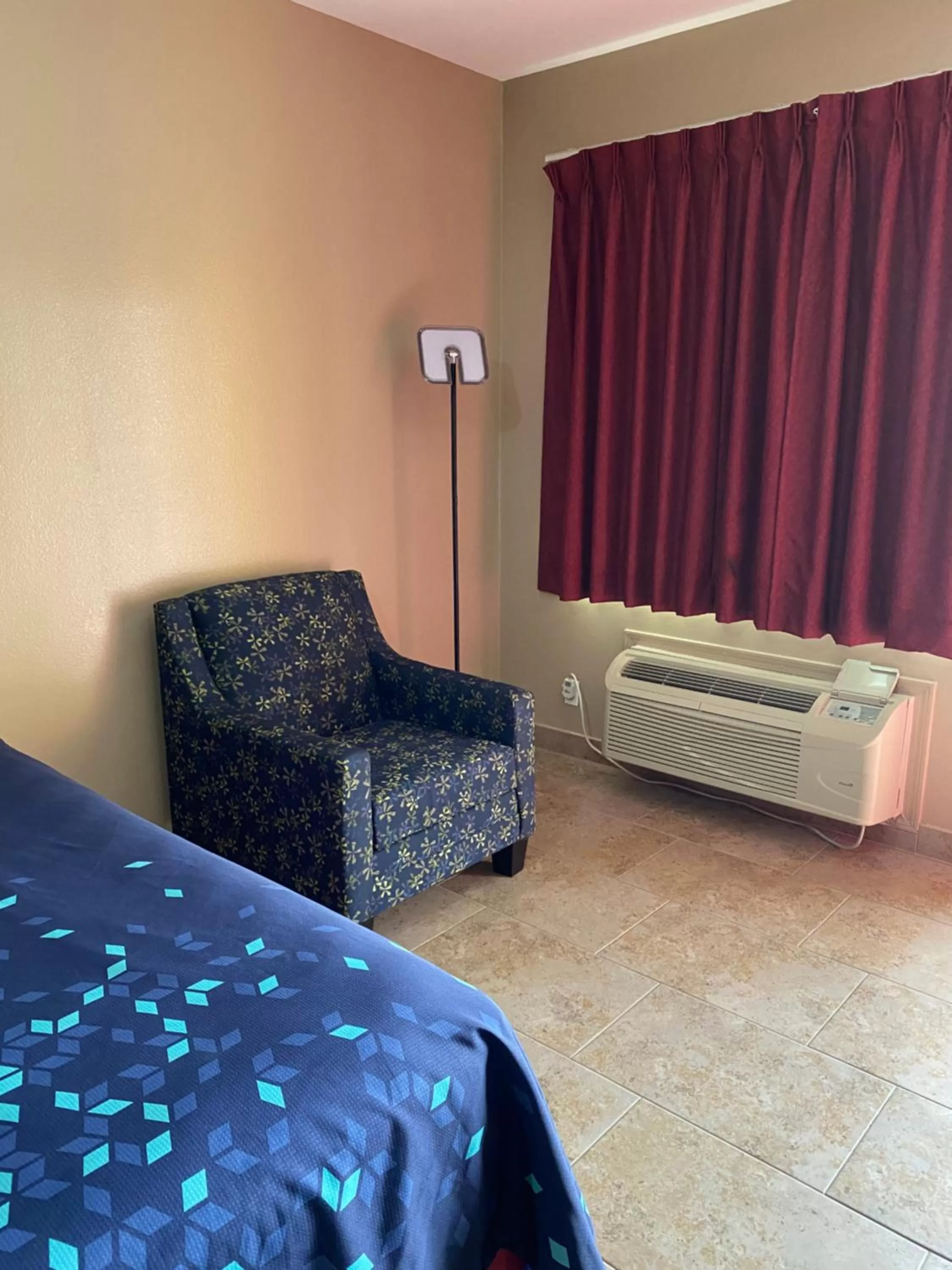 Bed in Los Fresnos Inn and Suites