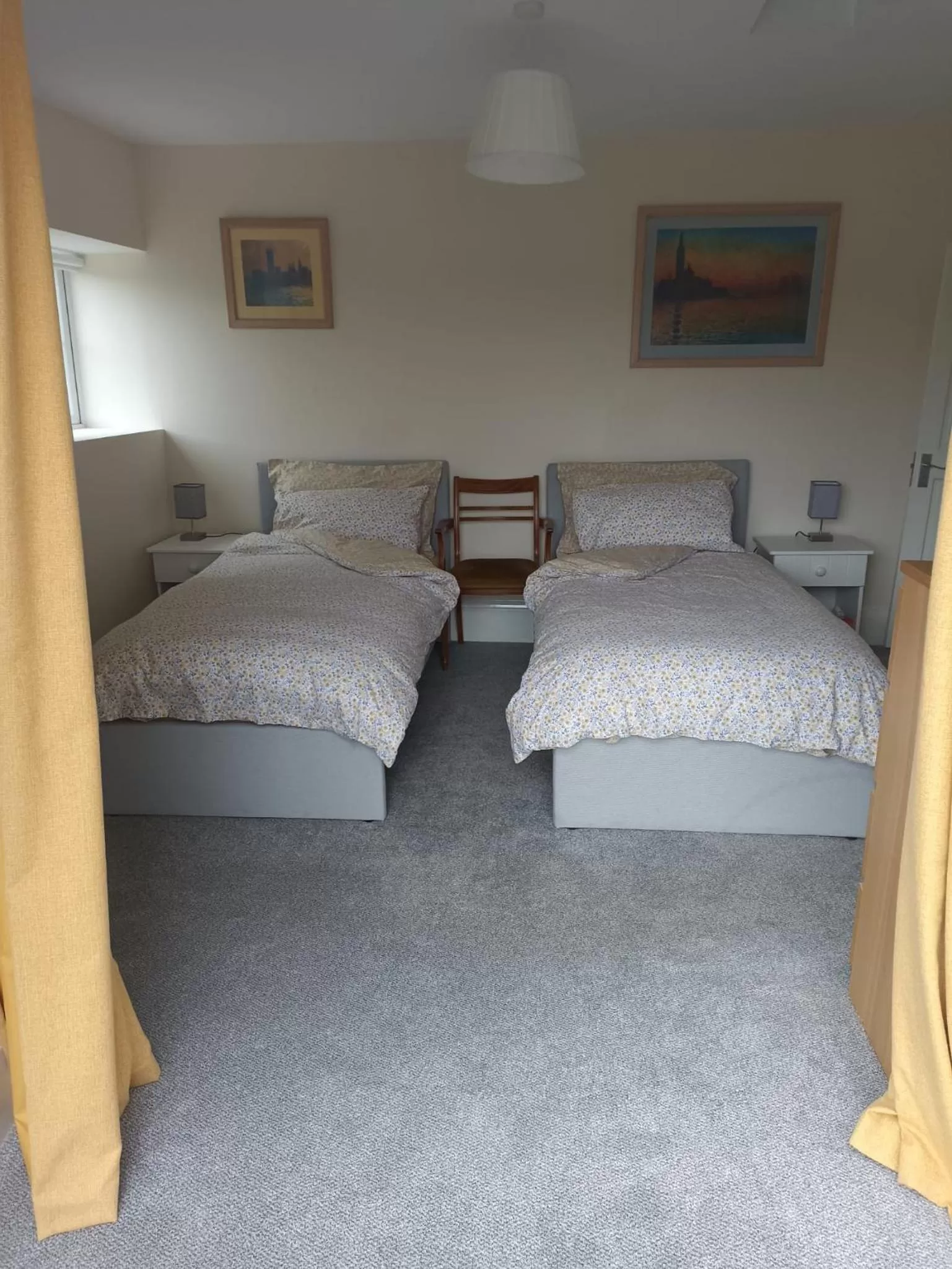 Bedroom, Bed in Crown Inn