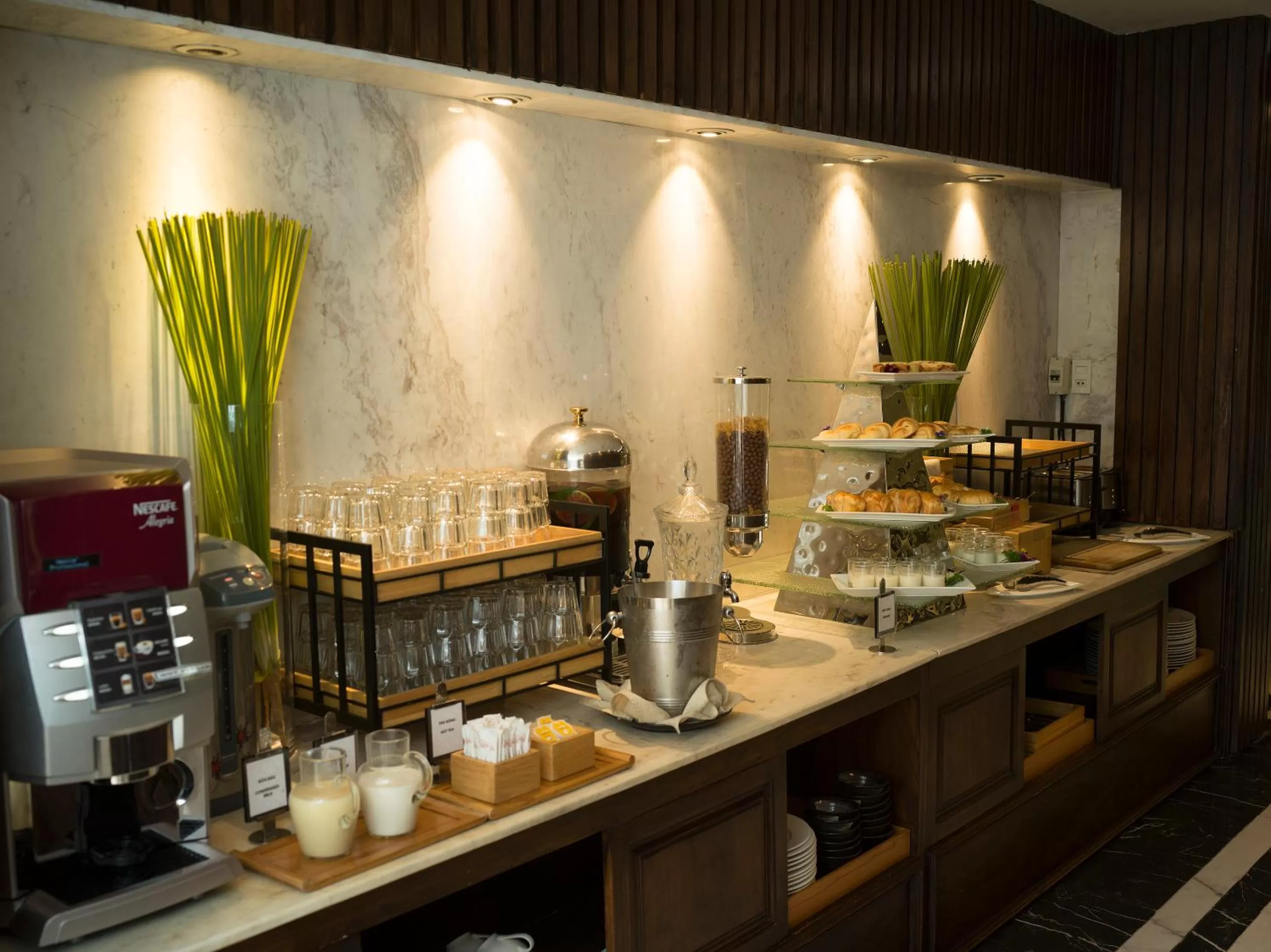 Restaurant/places to eat, Food in A&EM Saigon Hotel