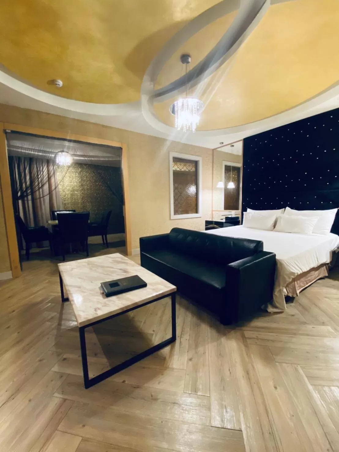 Photo of the whole room, Seating Area in Discovery Motel - Yanping