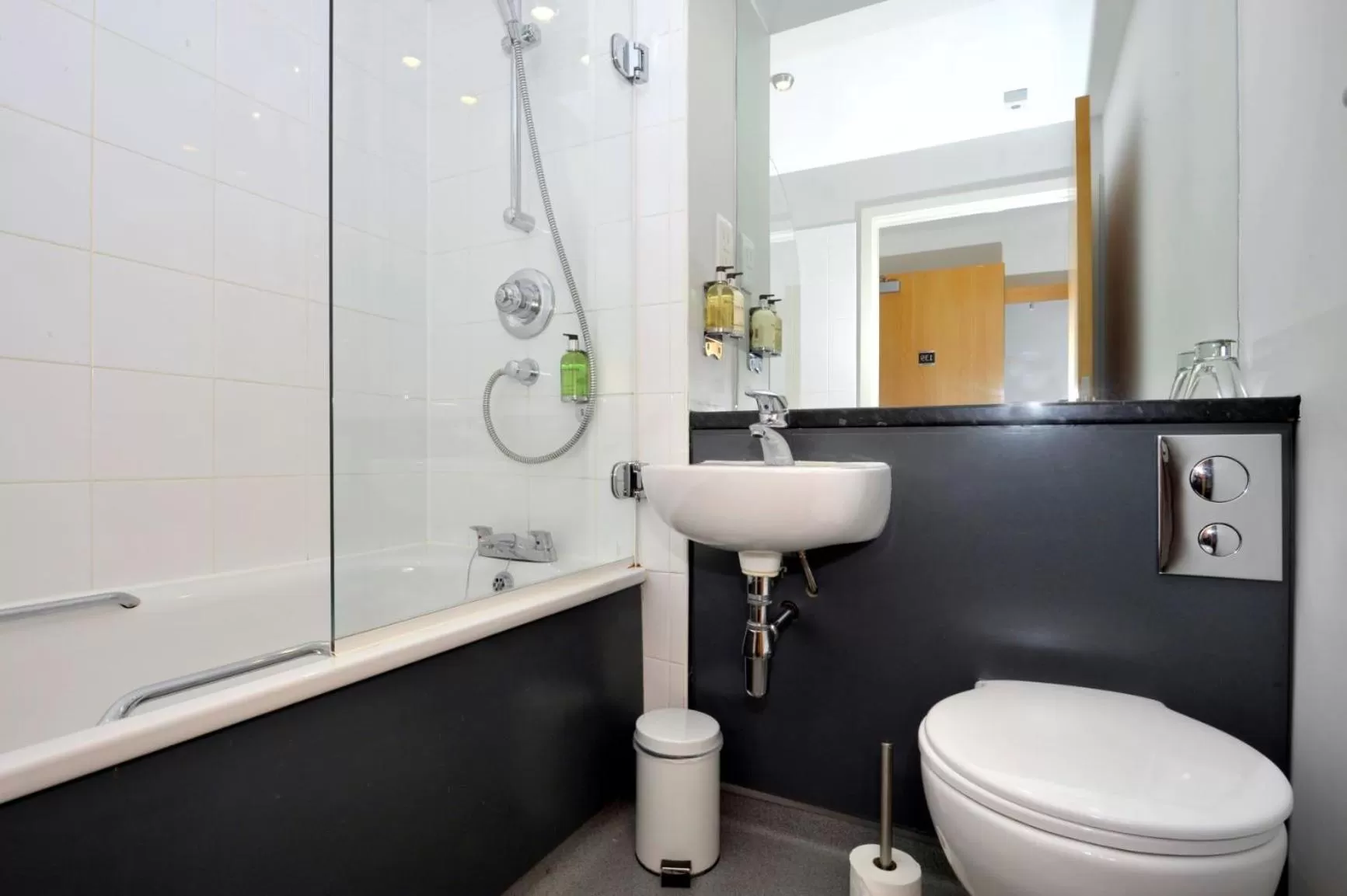 Bathroom in Stirling Court Hotel