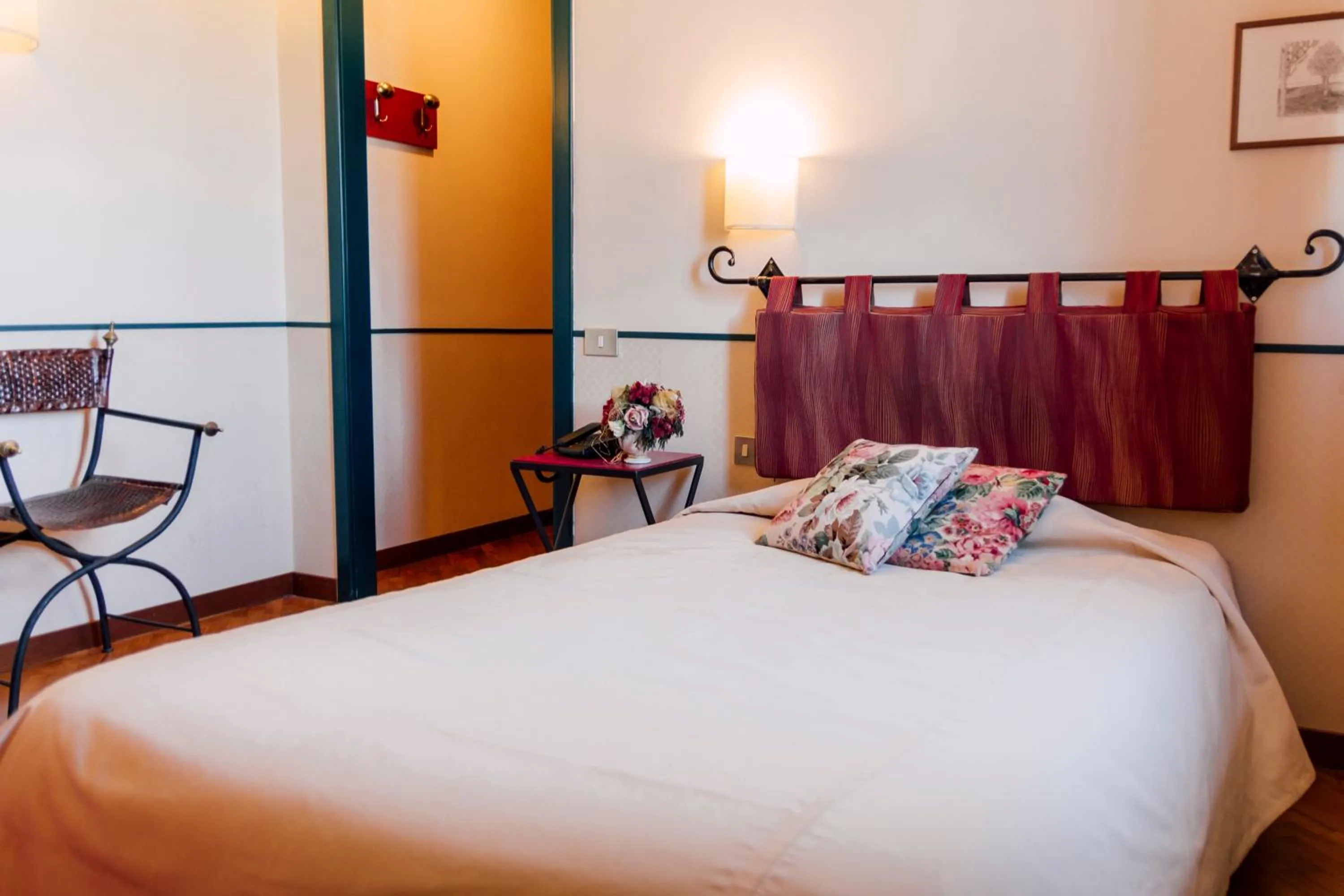 Photo of the whole room, Bed in Hostellerie Du Golf