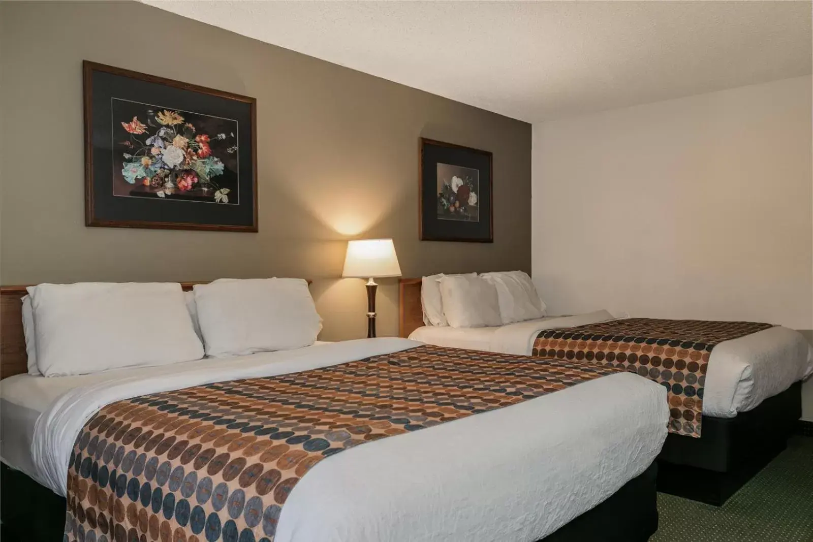 Queen Room with Two Queen Beds in Courtesy Inn Downtown Eugene Queen Room with Two Queen Beds in Courtesy Inn Downtown Eugene