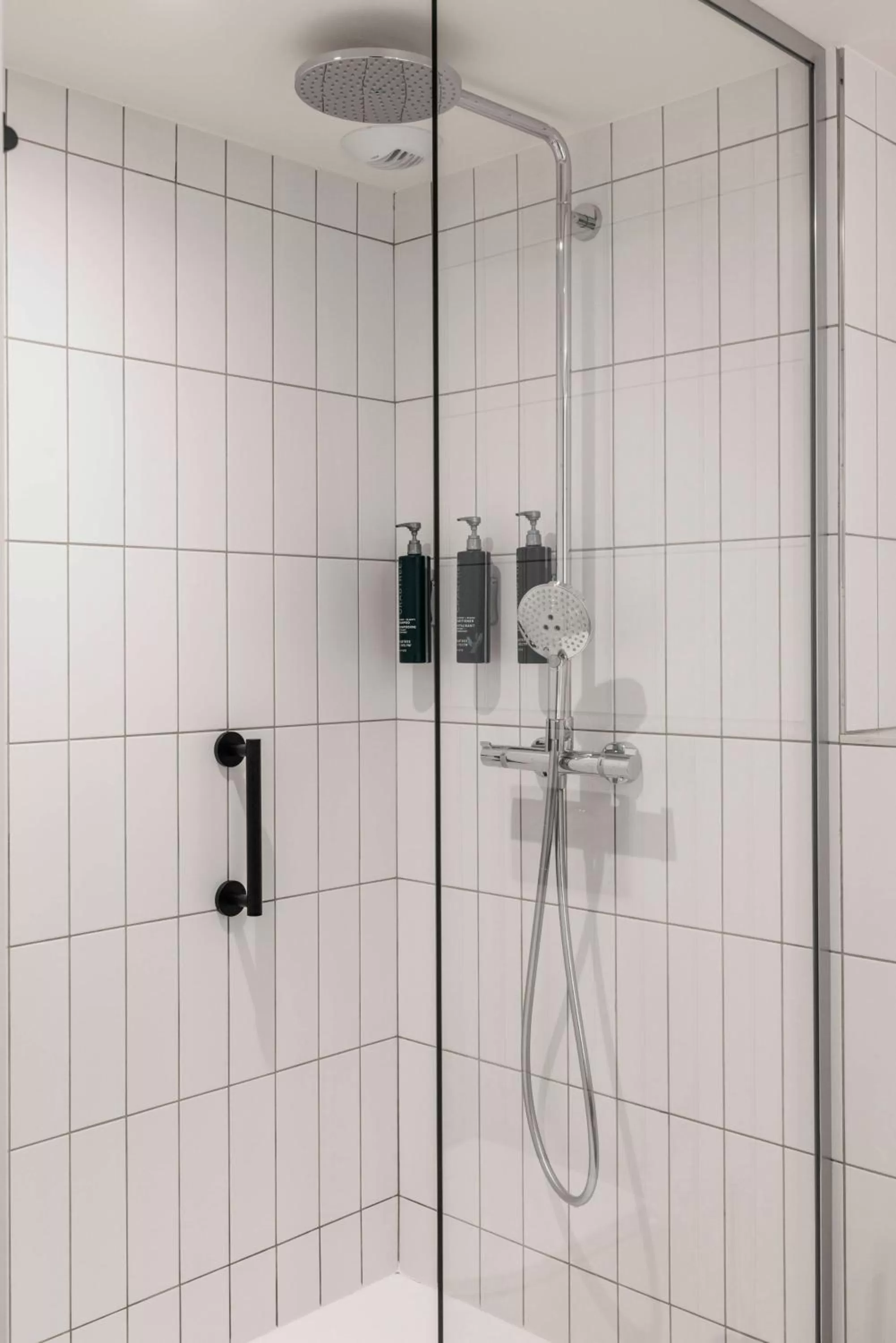 Bathroom in Hilton Garden Inn Marseille Provence Airport