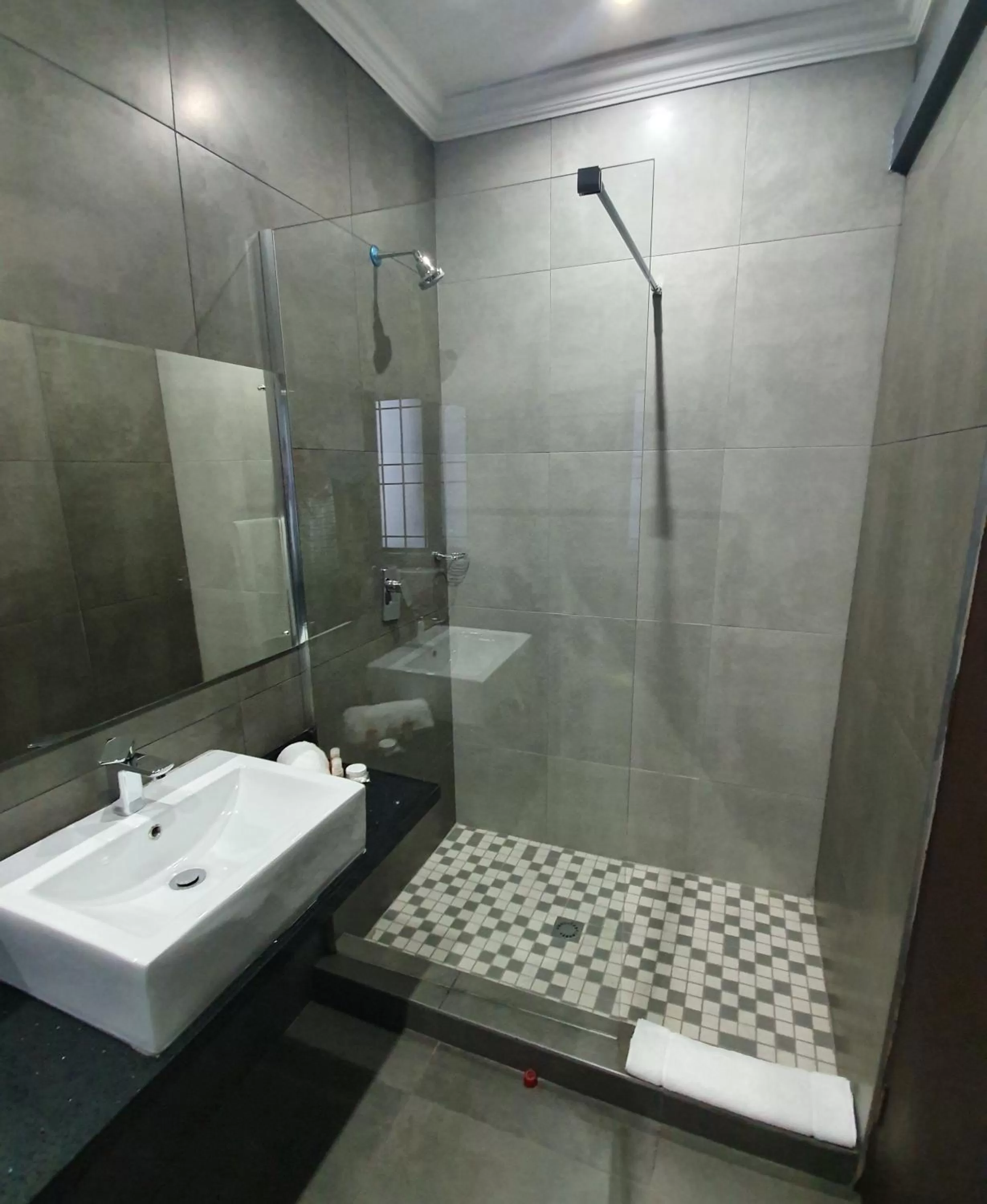 Shower in La Orchard Hotel
