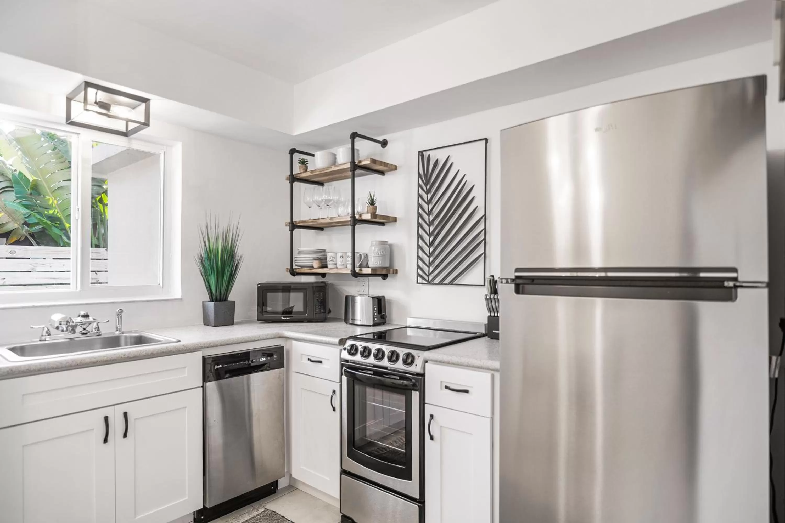 Kitchen or kitchenette in Alani Bay Premium Condos