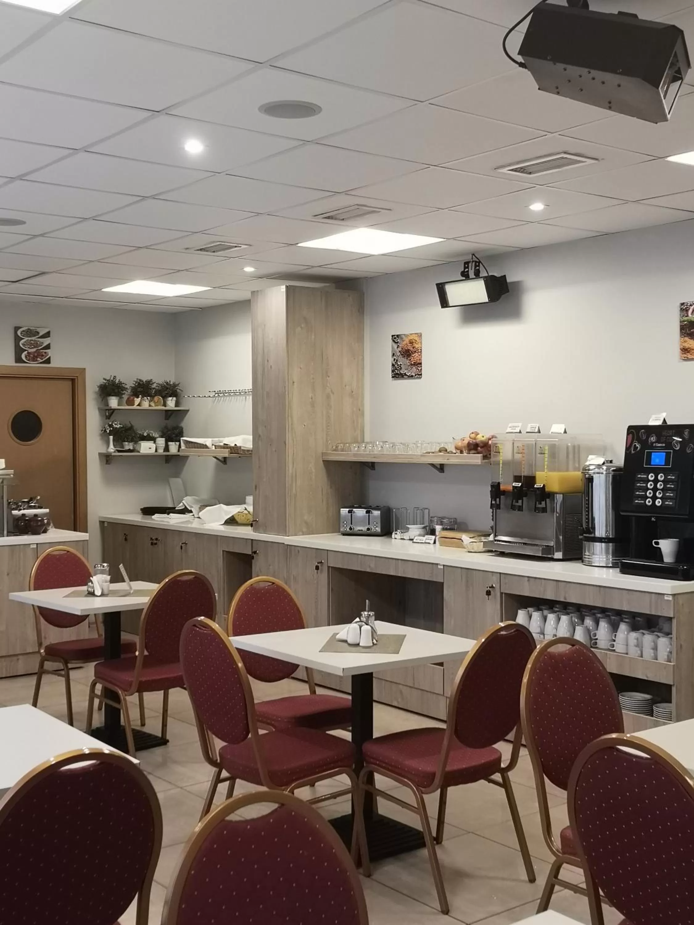 Restaurant/places to eat in Hotel BEST with FREE PARKING