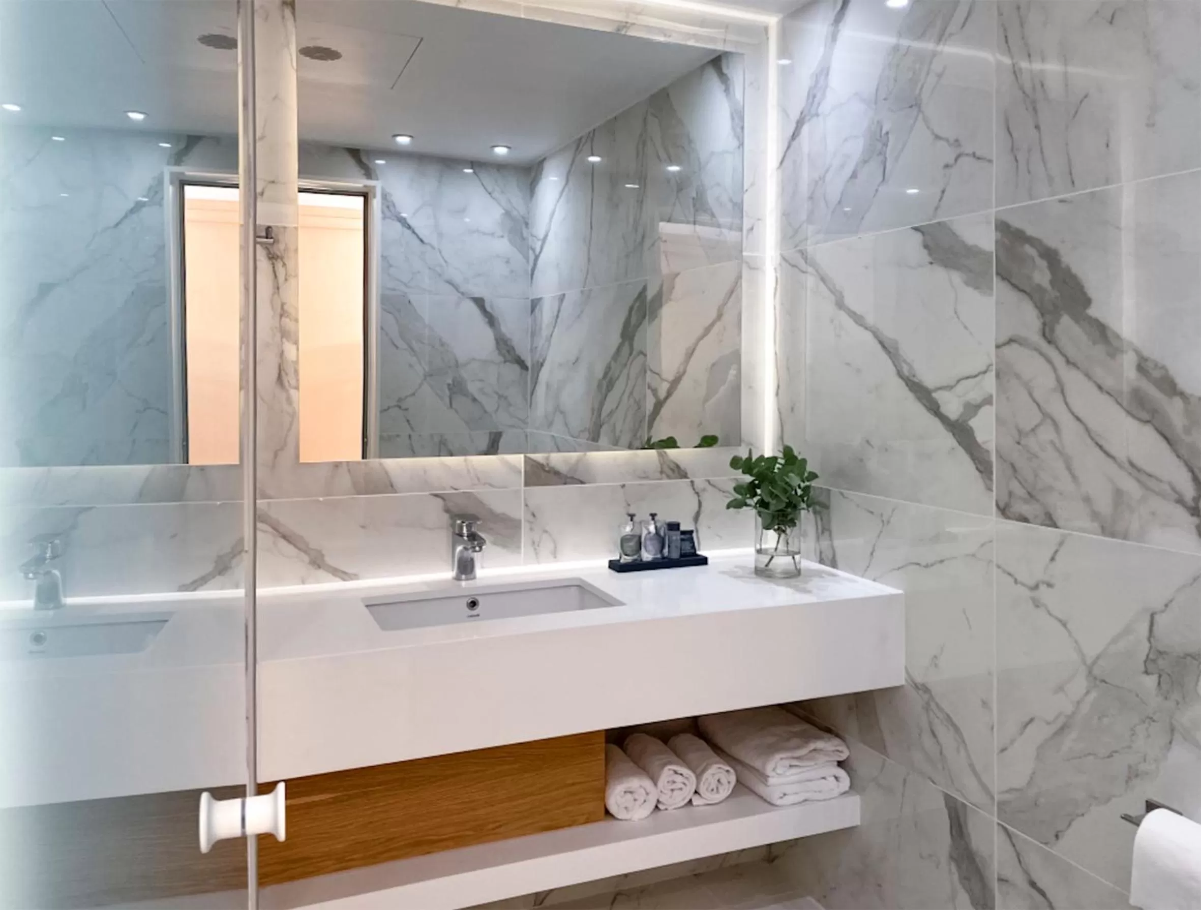 Shower in Ajax Hotel