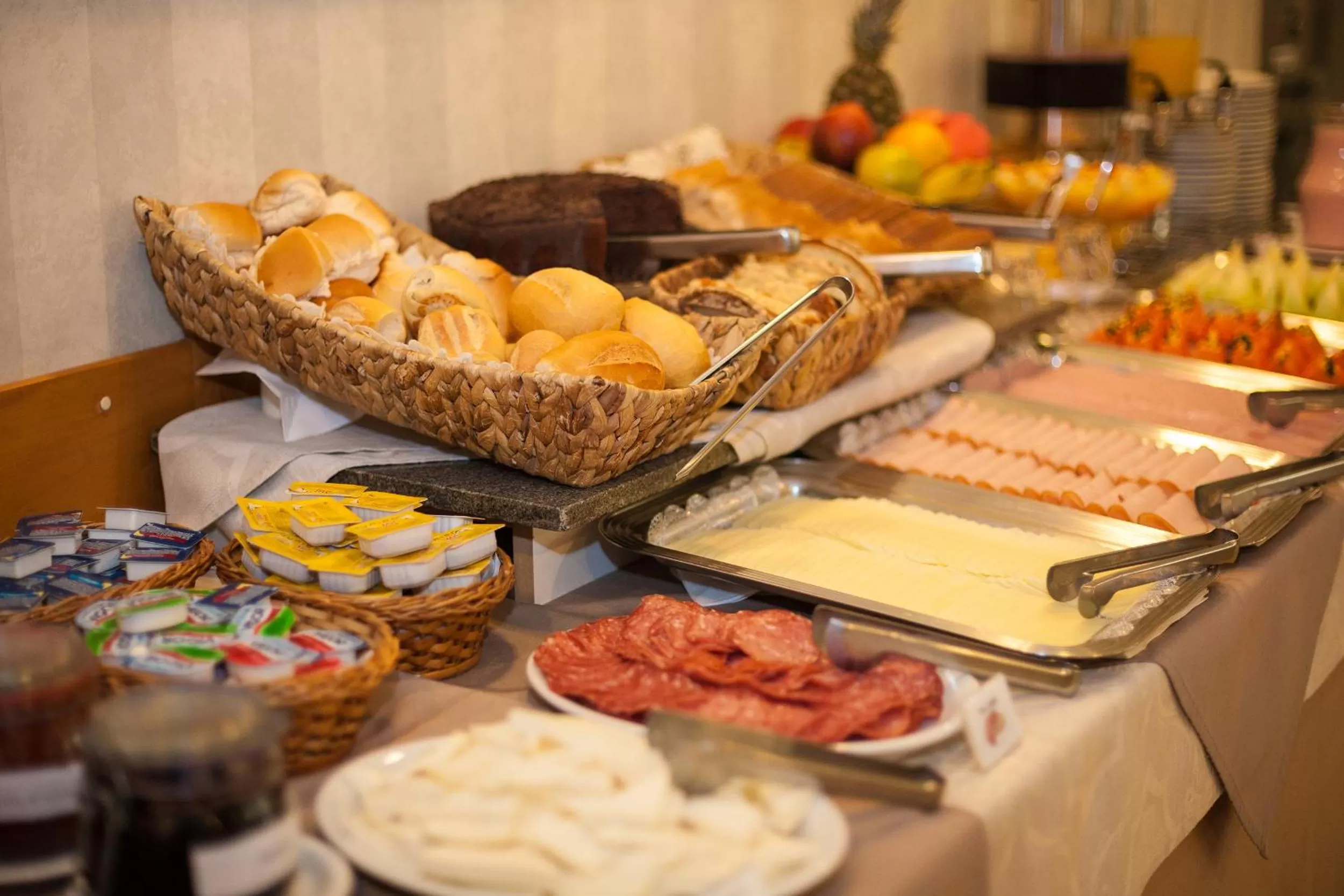 Area and facilities, Food in Tri Hotel Smart Caxias