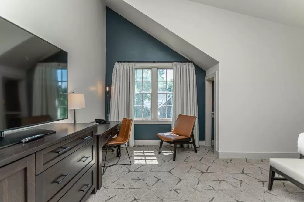 Deluxe King Room in Ghost Light Inn