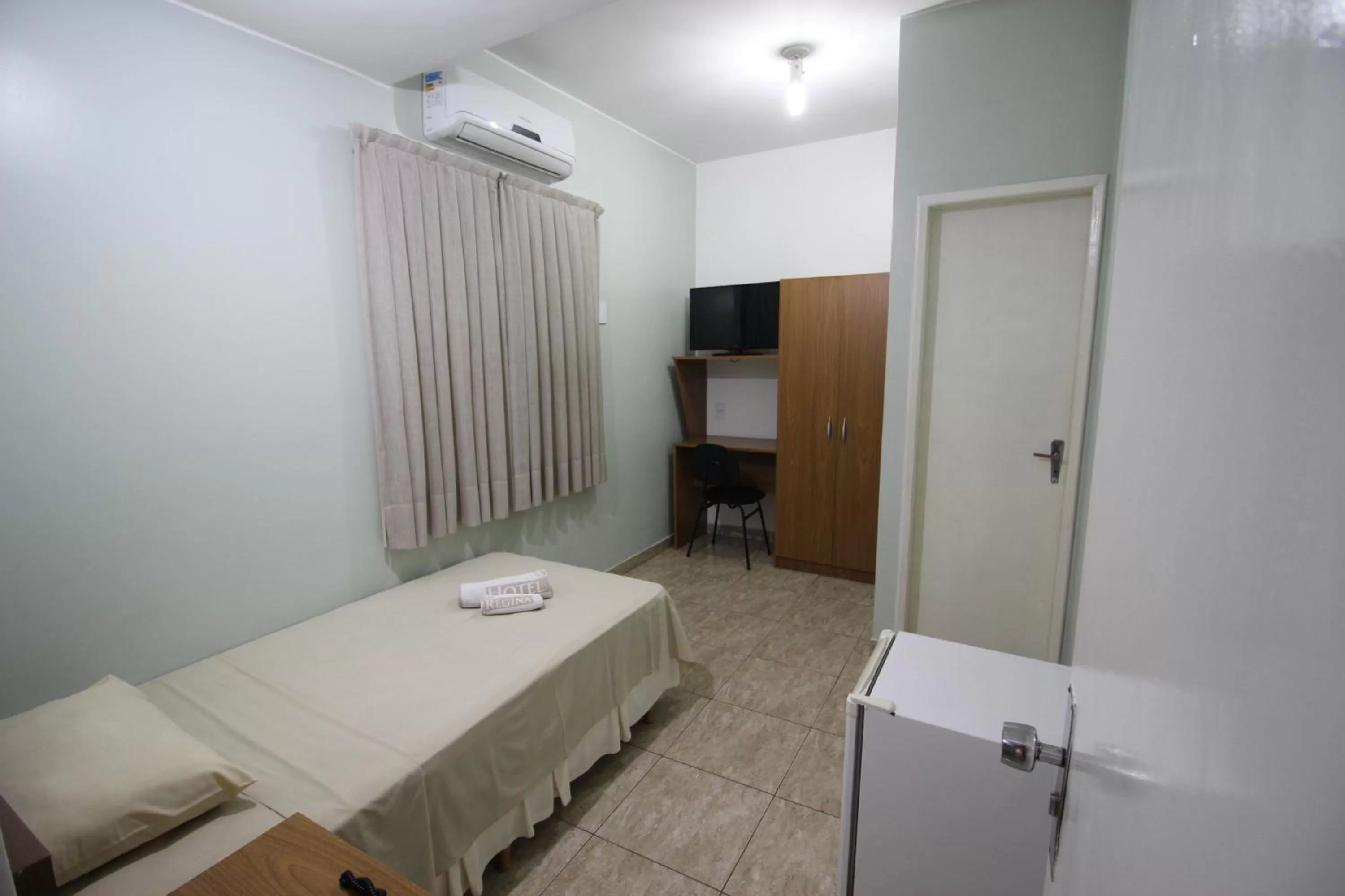 Photo of the whole room, TV/Entertainment Center in Hotel Regina Muriaé