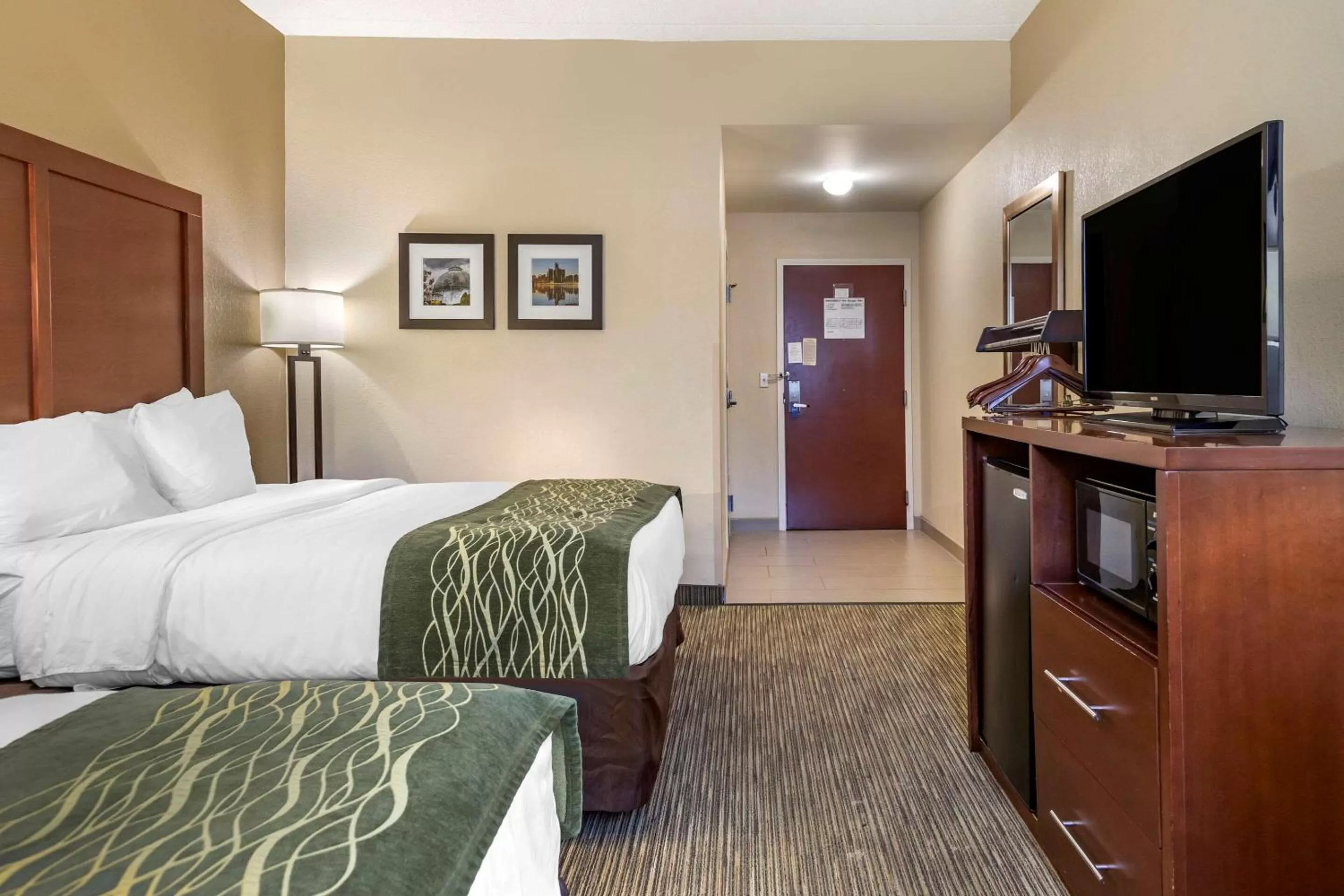 Photo of the whole room, Bed in Comfort Inn Warren - Detroit North