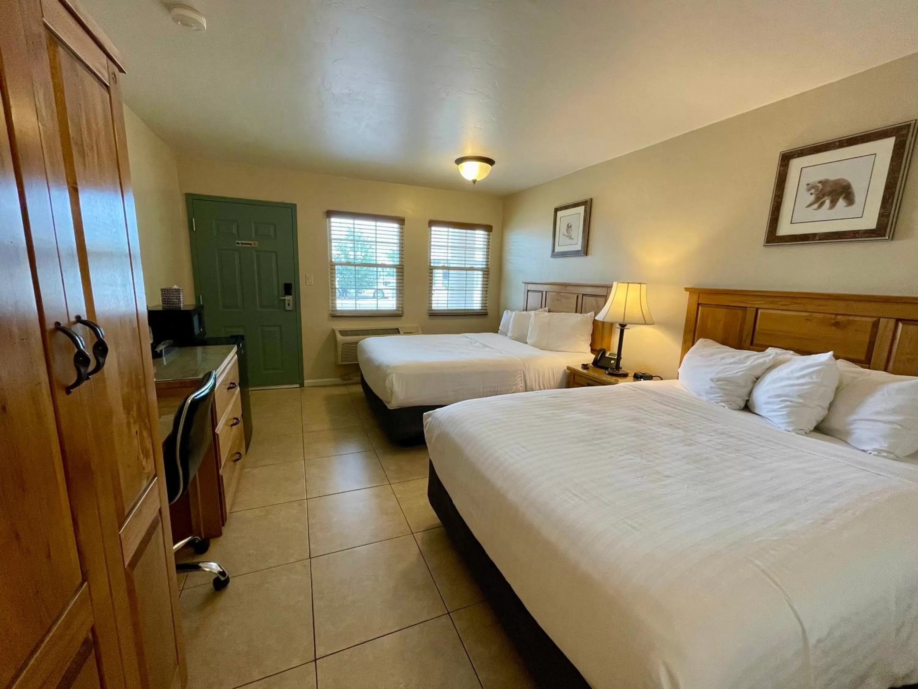 Photo of the whole room, Bed in Arizona Sunset Inn & Suites