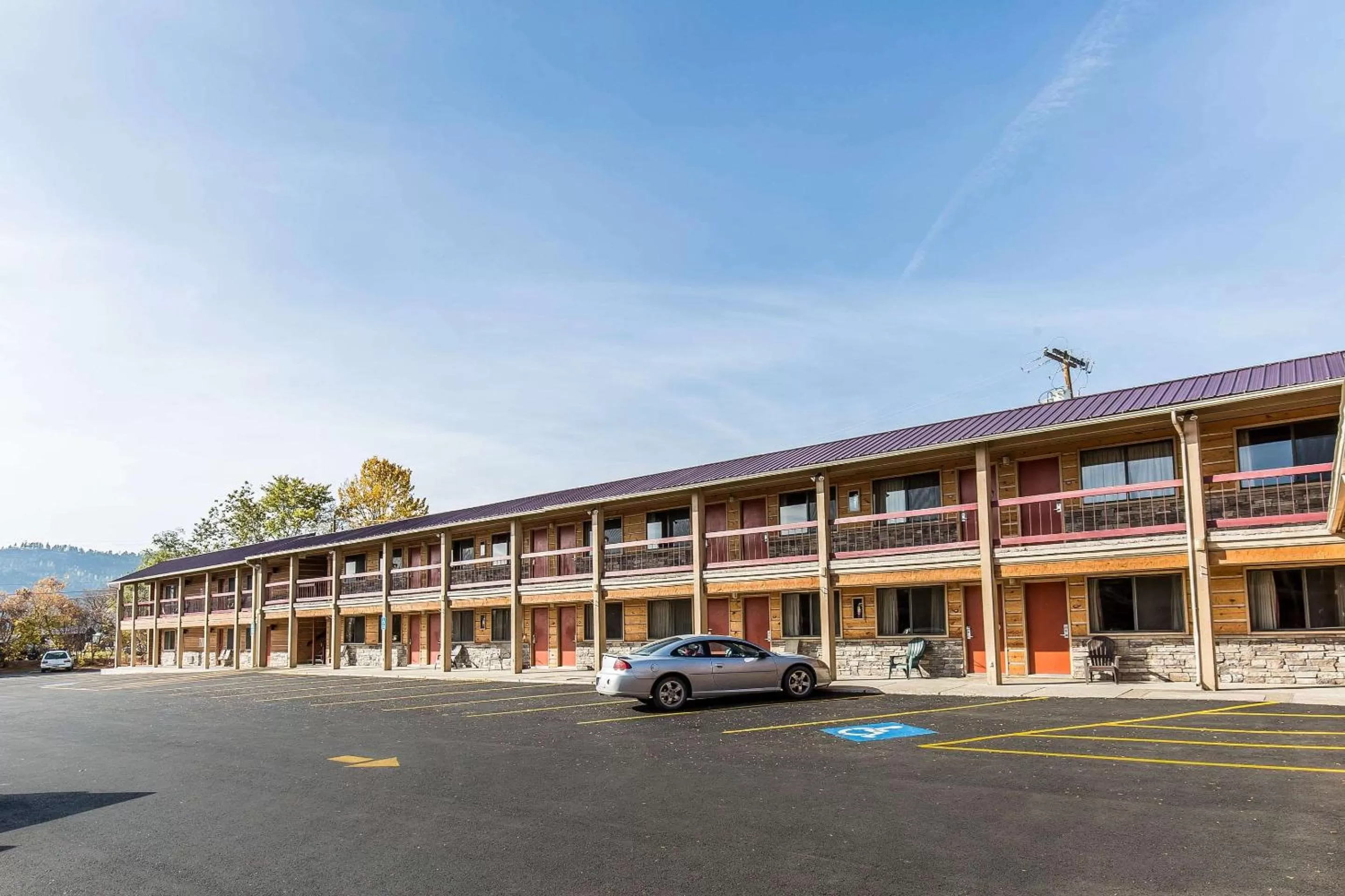 Property building in Econo Lodge Inn & Suites Kalispell - Glacier National Park Gateway
