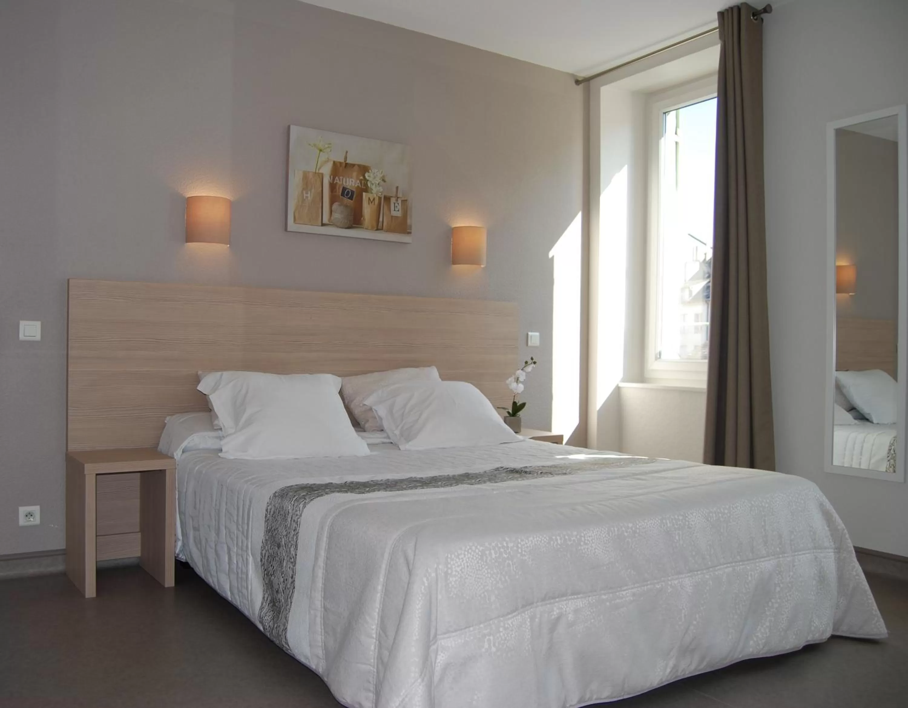 Property building, Bed in Logis Hôtel Restaurant du Midi - Rodez Centre