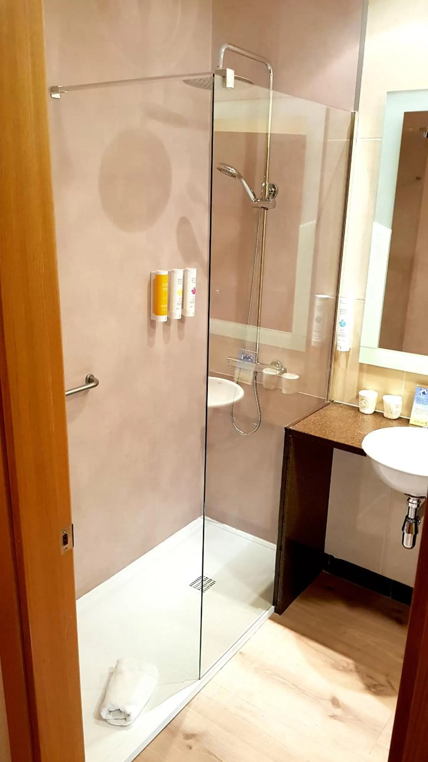 Shower in Hotel Salamanca Montalvo