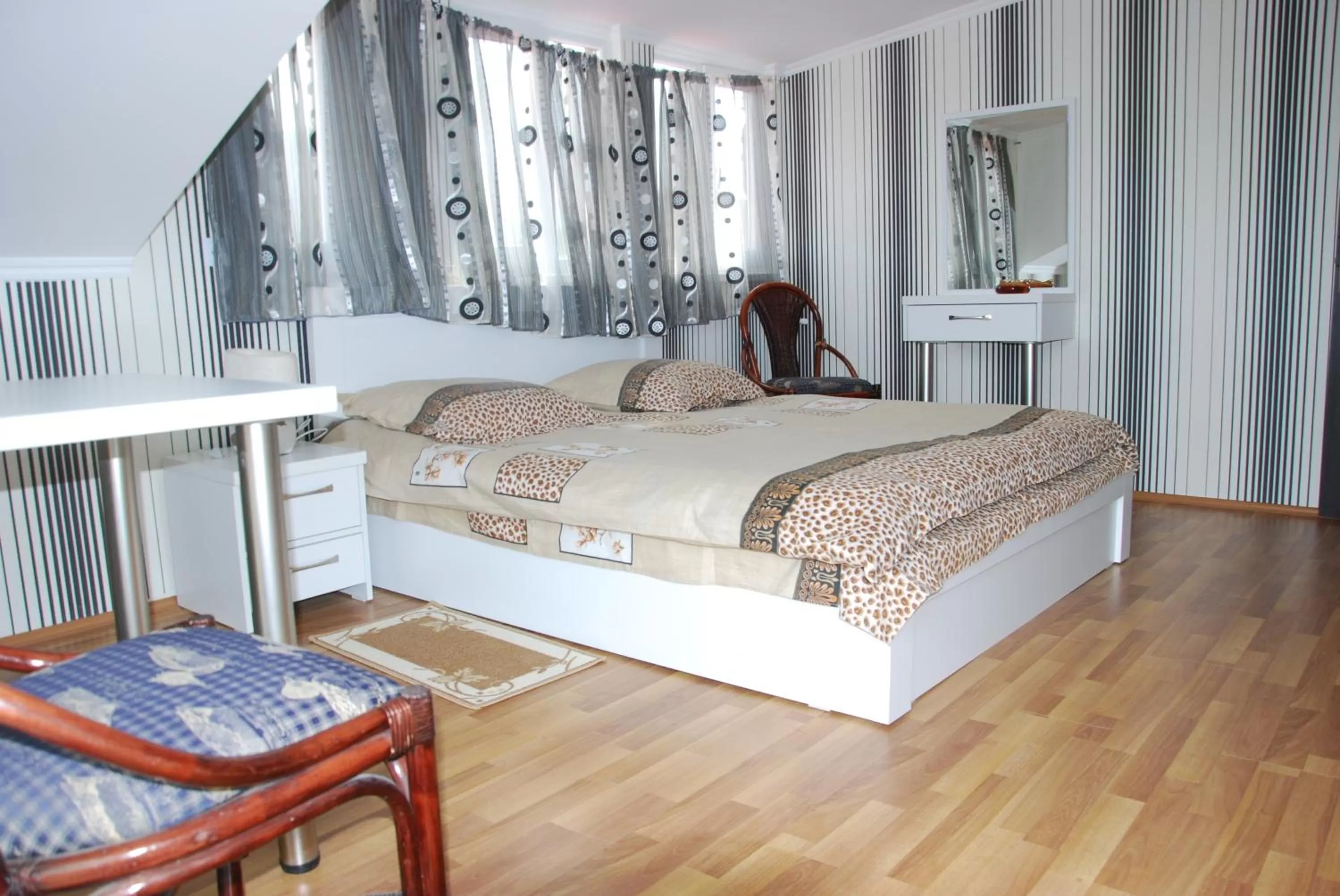 Photo of the whole room, Bed in Old Capital