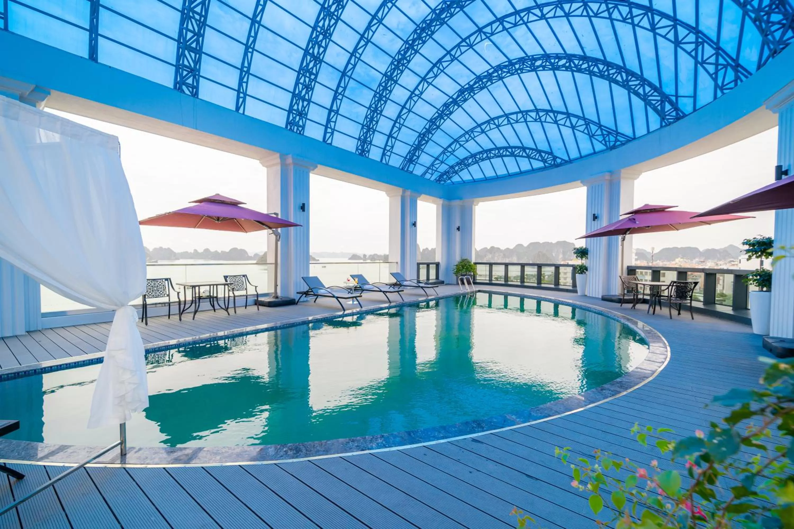 Swimming pool in Paddington Hotel Halong Bayview