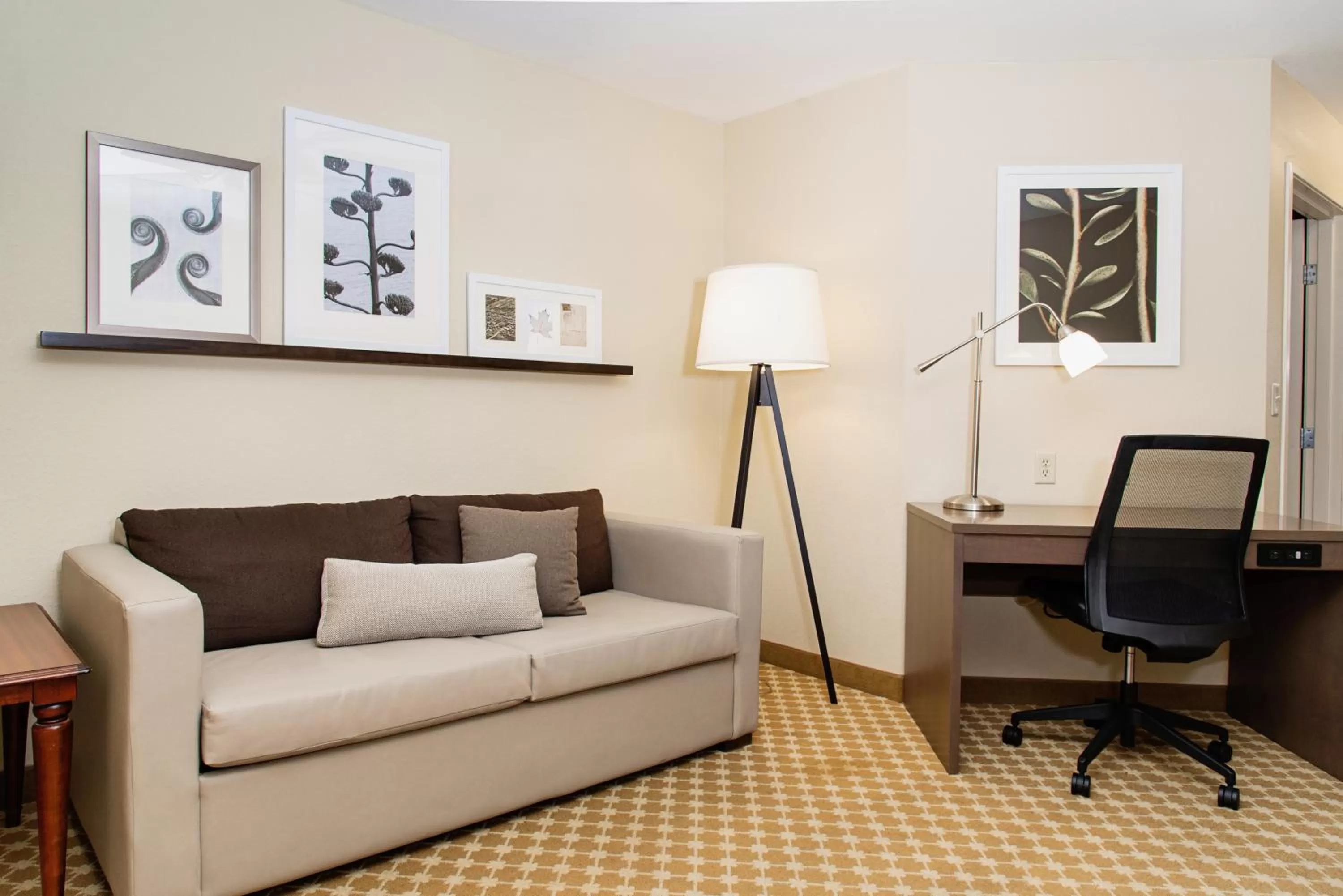 Seating area in Country Inn & Suites by Radisson, Milwaukee West Brookfield , WI