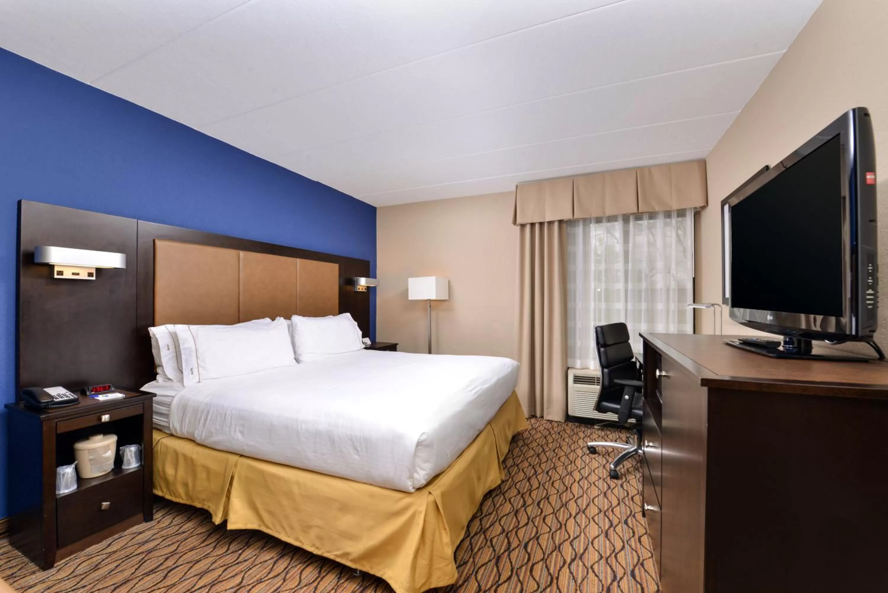 Photo of the whole room, Bed in Holiday Inn Express Hunt Valley by IHG