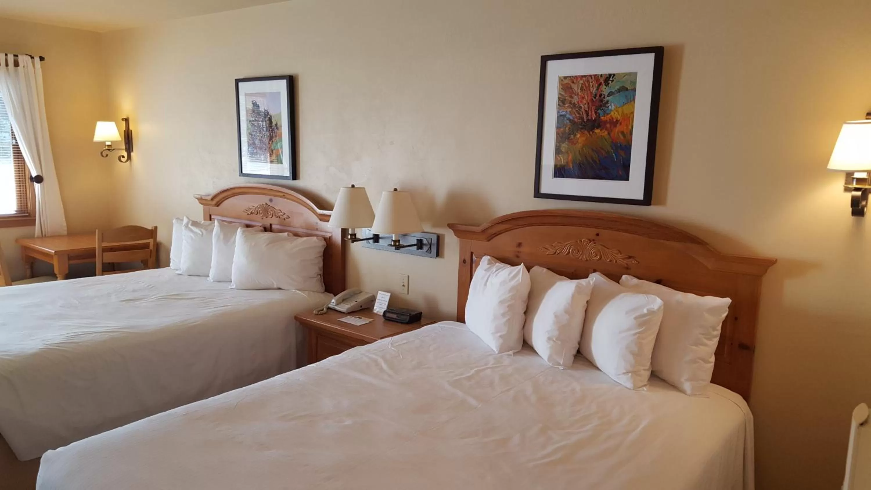 Photo of the whole room, Bed in Homestead Suites - Fish Creek