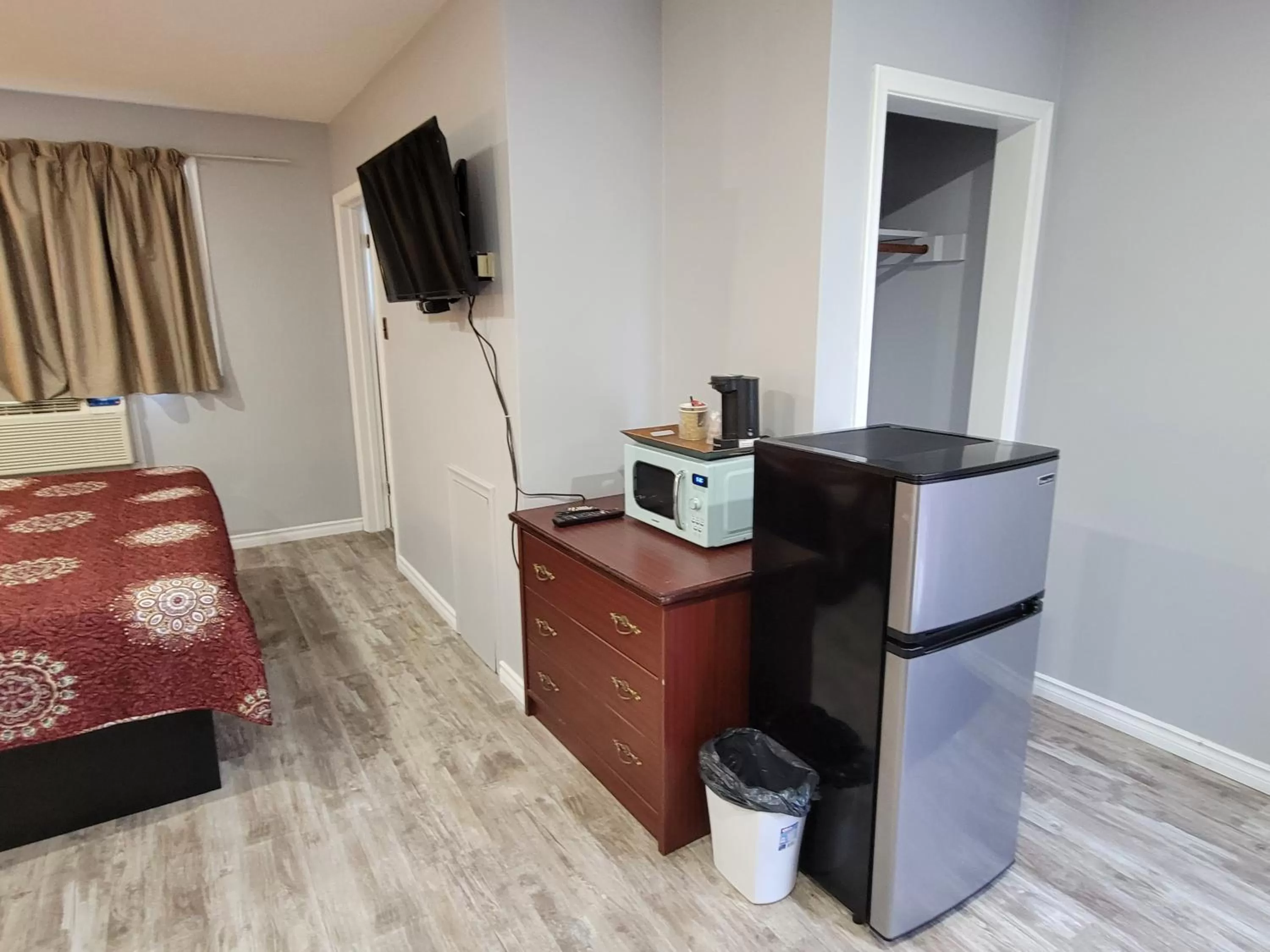 TV and multimedia in Knights Inn Cobourg