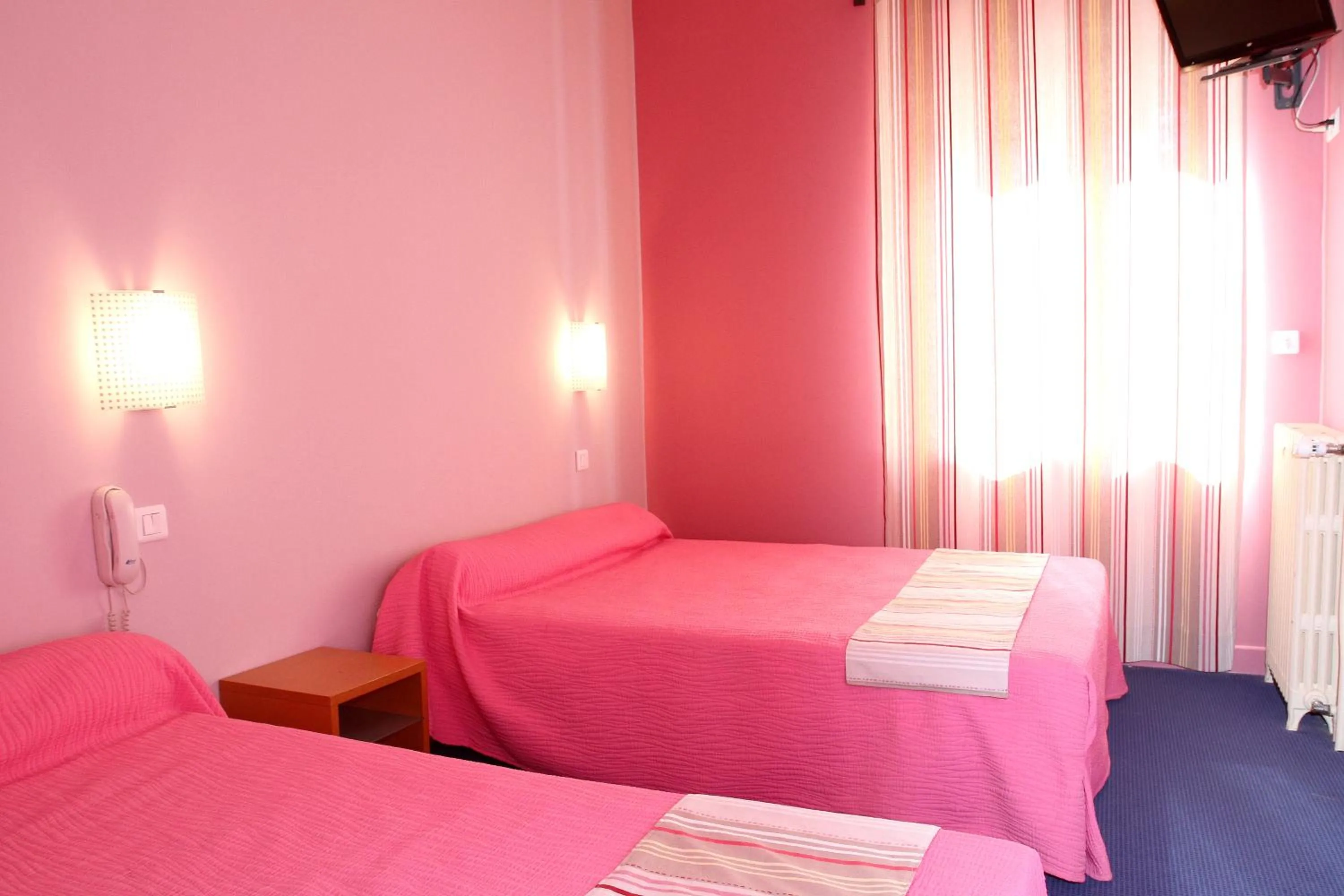 Day, Bed in Logis Hotel Le Clos Des Oliviers