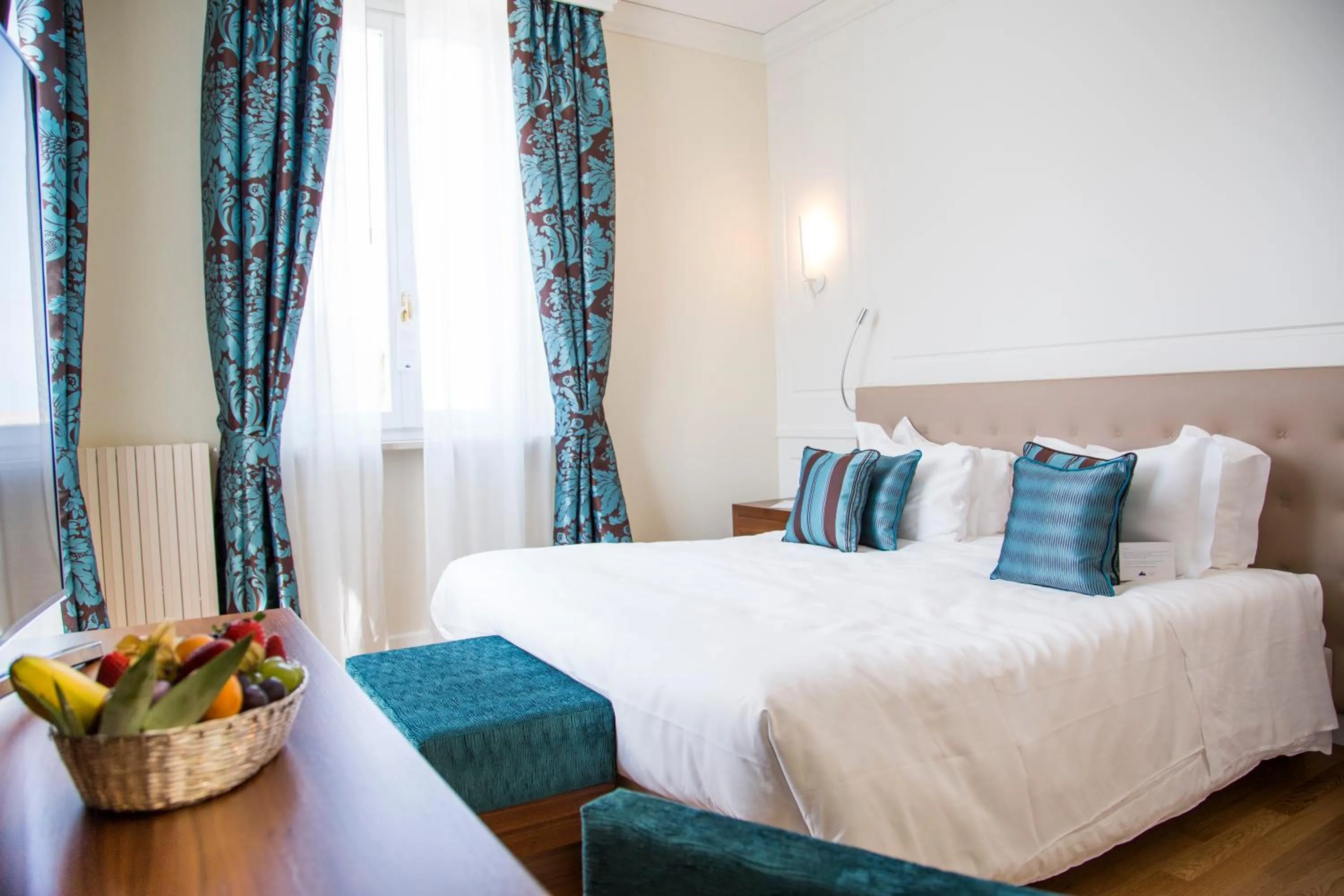 Photo of the whole room, Bed in Grand Hotel Terme Sirmione