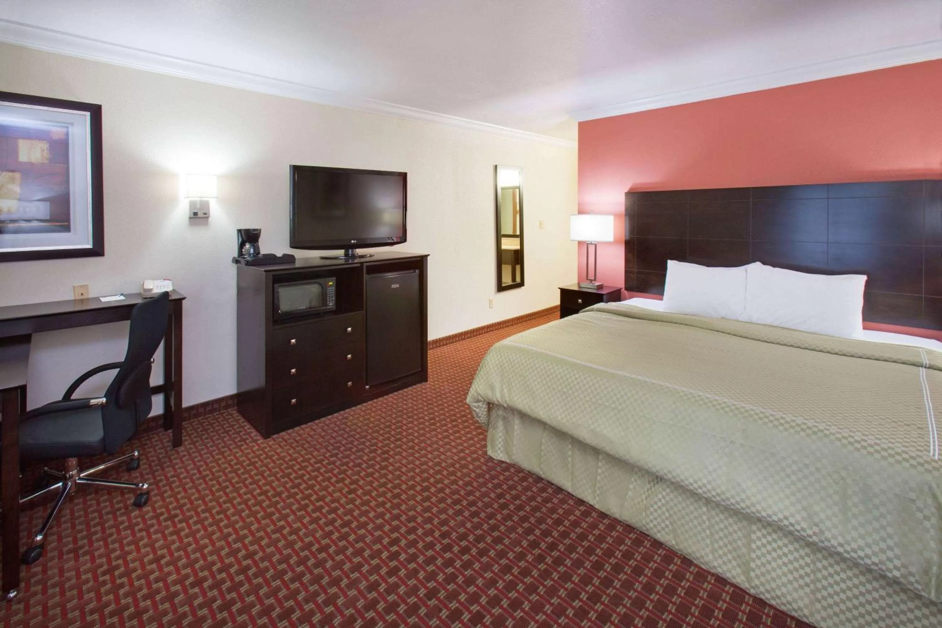 Photo of the whole room, Bed in AmericInn by Wyndham Johnston Des Moines