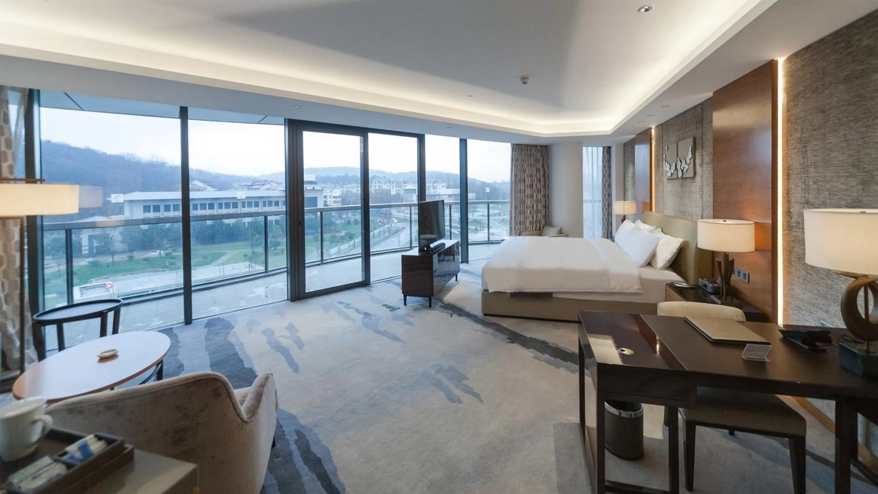 Photo of the whole room, Bed in Holiday Inn Nanjing Xuanwu Lake by IHG