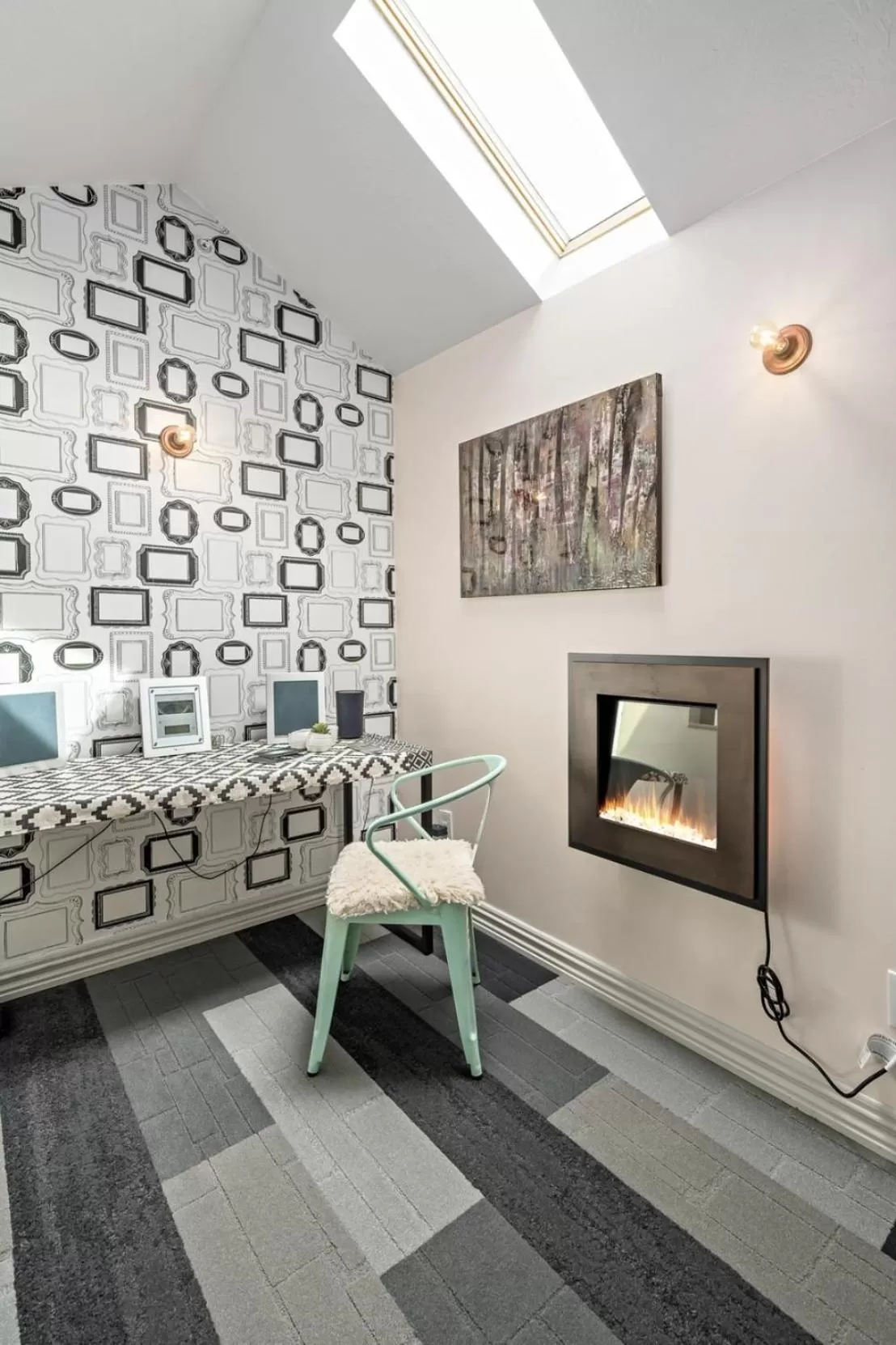 Seating area, Bed in The Wesley Walla Walla