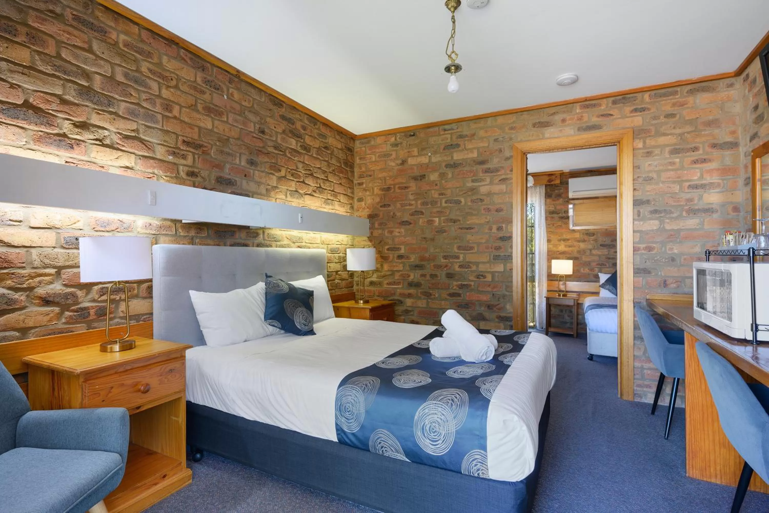 Bedroom, Bed in The Settlement Historic Hotel