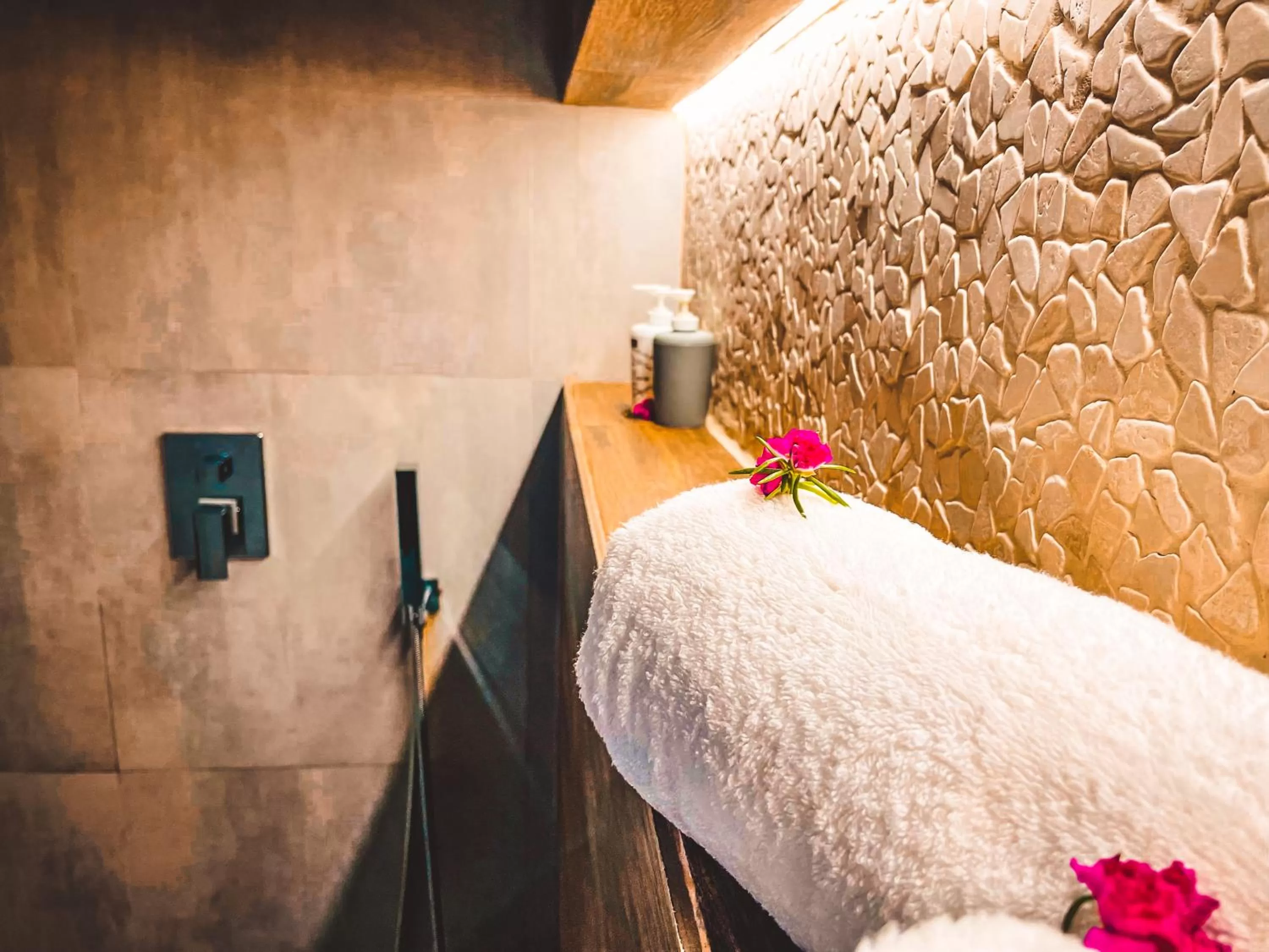 Shower, Bed in Zanzibella Hotel & SPA